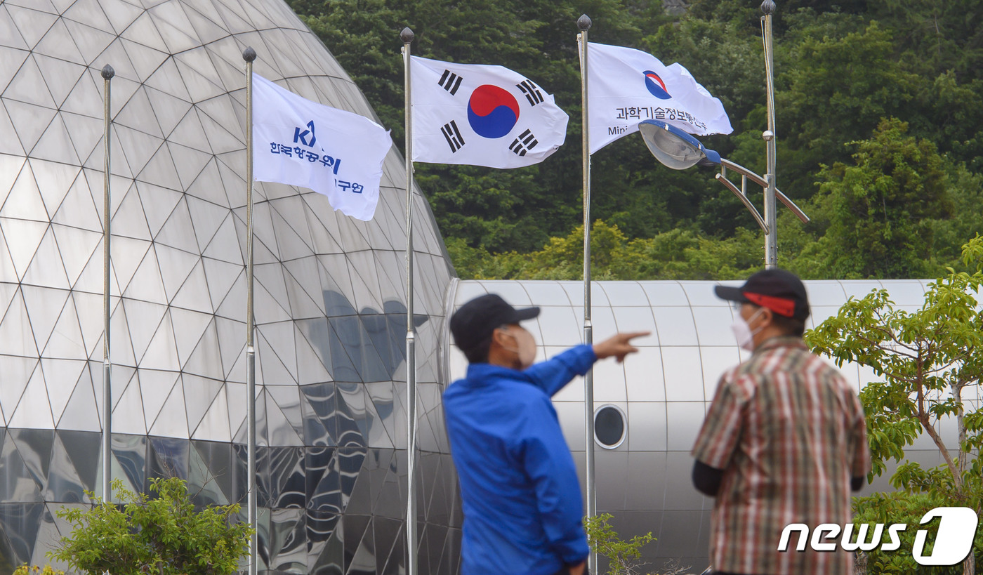 (고흥=뉴스1) 사진공동취재단 = 14일 오전 전남 고흥군 봉래면 나로우주센터 앞 우주과학관에 내걸린 태극기 등의 깃발들이 펄럭이고 있다.과학기술정보통신부와 한국항공우주연구원은 이 …