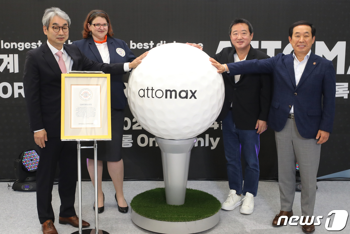 (서울=뉴스1) 이광호 기자 = 이웅열 코오롱그룹 명예회장과 장희구 코오롱인더스트리 사장 등이 14일 오전 서울 강서구 마곡동 코오롱 원앤온리타워에서 열린 세계 최장 비거리 골프볼 …