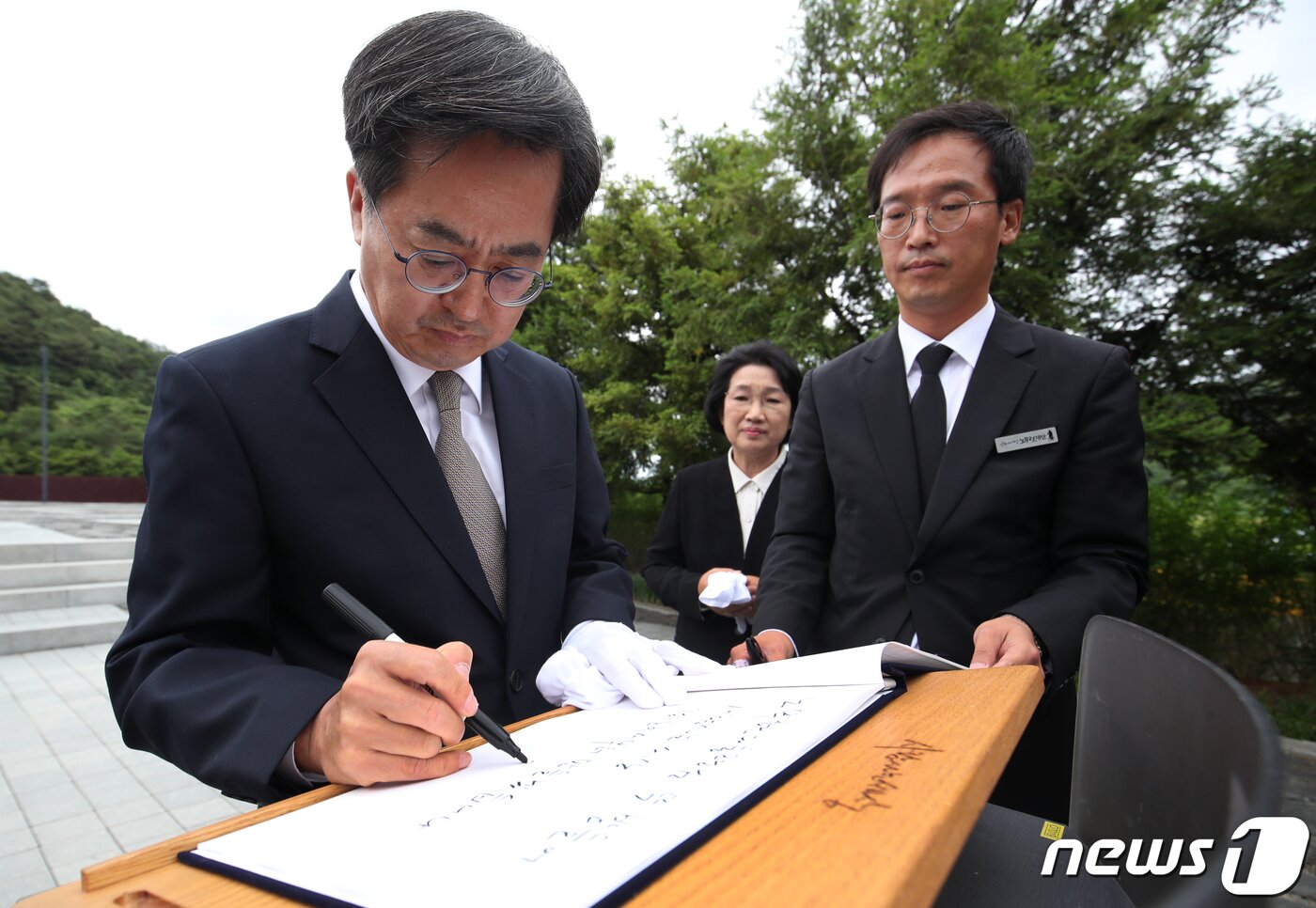 본문 이미지 - 김동연 경기도지사 당선인(왼쪽)이 14일 경남 김해 봉하마을을 찾아 고 노무현 전 대통령 묘소 참배 후 방명록을 쓰고 있다. 2022.6.14/뉴스1 ⓒ News1 김영훈 기자