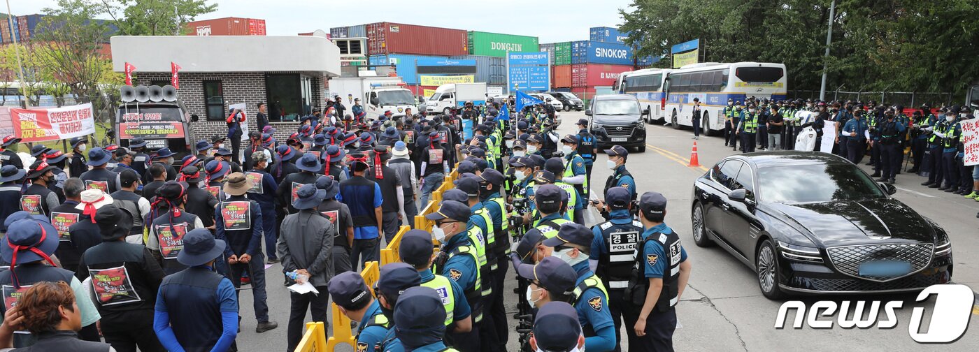 본문 이미지 - 원희룡 국토교통부장관이 탑승한 차량이 14일 오후 경기 의왕시 의왕ICD제2터미널을 찾아 화물연대 총파업 관련 물류 피해 상황 및 현장점검 및 의왕ICD 현장 관계자들과 간담회를 마치고 집회 중인 화물연대 노조원들 옆으로 지나가고 있다. 2022.6.14/뉴스1 ⓒ News1 김영운 기자