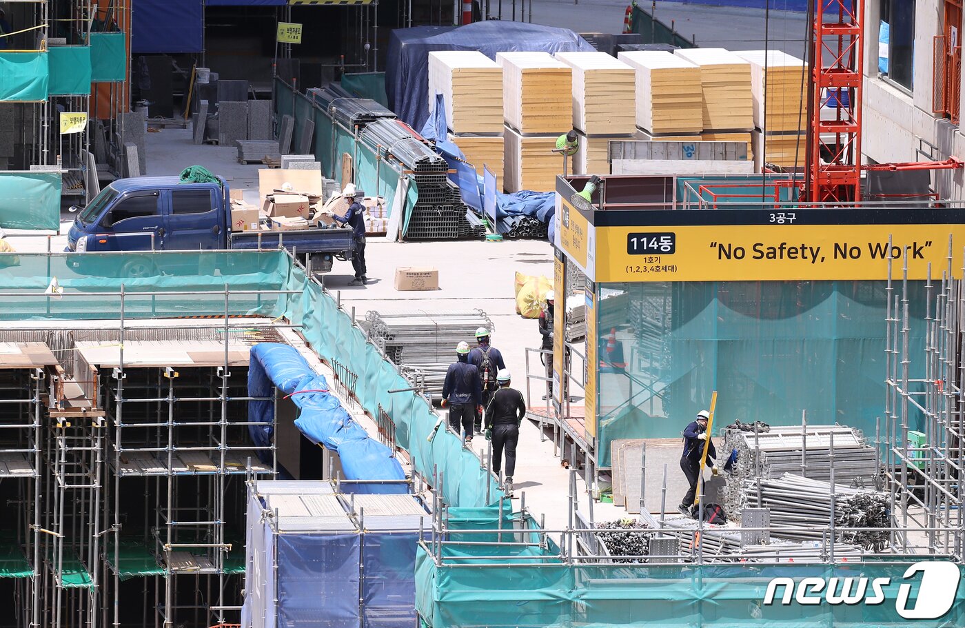 본문 이미지 - 서울 시내 한 건설 현장에 인부들이 건자재를 옮기고 있다. &#40;자료사진&#41;/뉴스1 ⓒ News1 김진환 기자