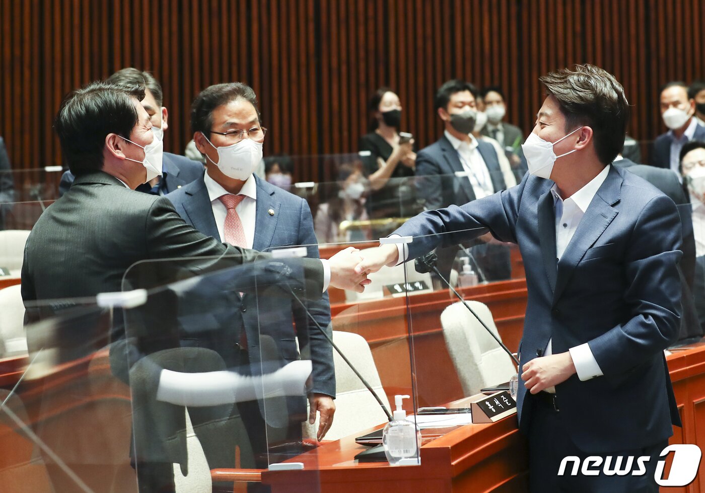 본문 이미지 - 이준석 국민의힘 대표(오른쪽)와 안철수 의원이 14일 오후 서울 여의도 국회에서 열린 의원총회에서 악수하고 있다. (공동취재) 2022.6.14/뉴스1 ⓒ News1 이재명 기자
