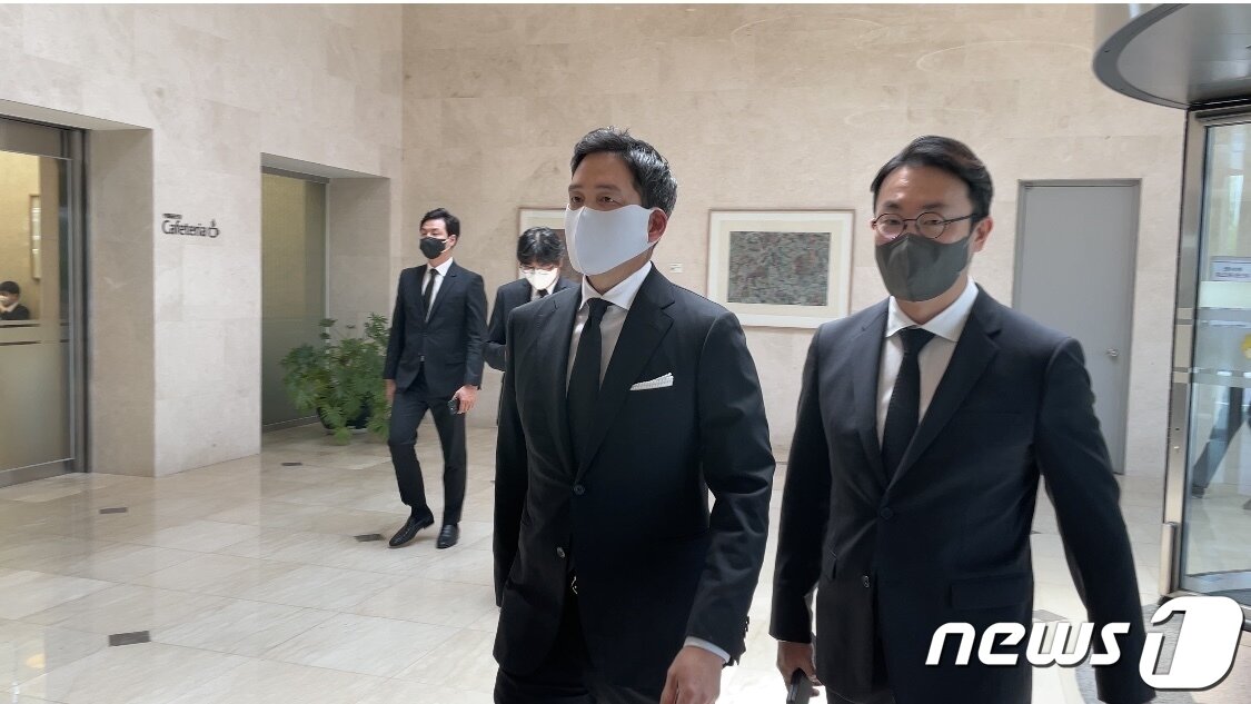 본문 이미지 - 정용진 신세계그룹 부회장이 14일 오후 12시35분 故 이재관 전 새한그룹 부회장 빈소에 도착했다. ⓒ 뉴스1 신민경 기자