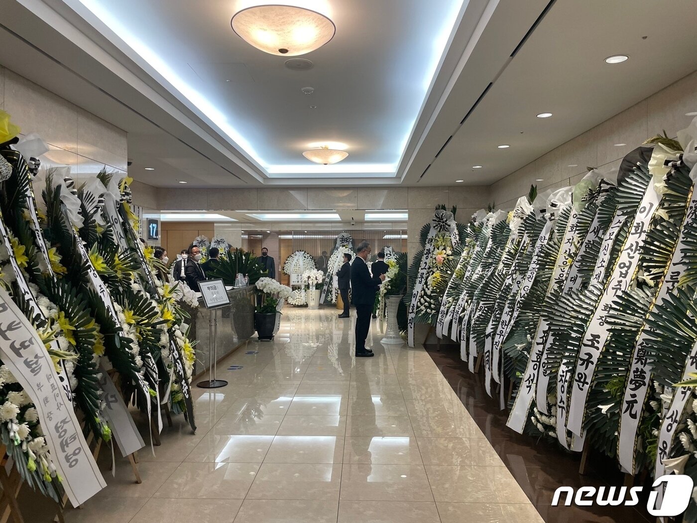 본문 이미지 - 서울 강남구 일원동의 서울삼성병원에 위치한 故 이재관 전 새한그룹 부회장 빈소에는 경제계에서 보낸 조화가 자리해 있다. ⓒ 뉴스1 신민경 기자