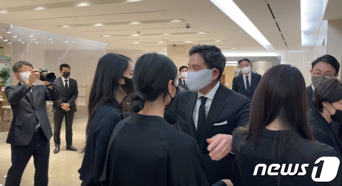 본문 이미지 - 정용진 부회장이 빈소에서 유가족을 위로하고 있다. ⓒ 뉴스1 신민경 기자