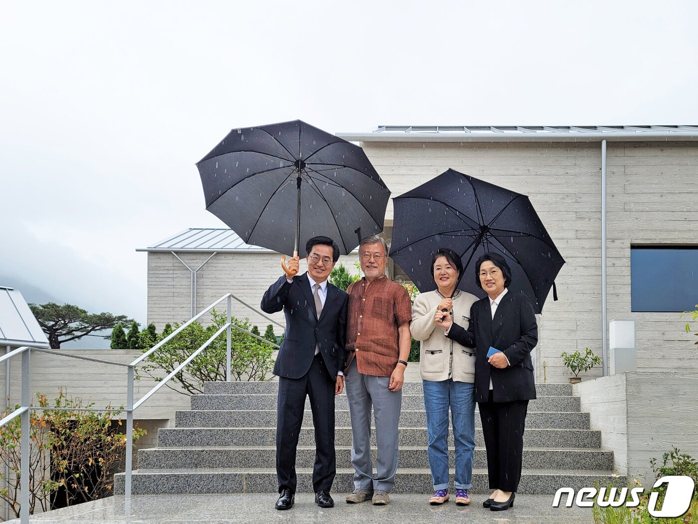 본문 이미지 - 김동연 경기도지사 당선인 내외가 14일 경남 양산 평산마을 문재인 전 대통령 사저를 예방해 문 전 대통령 내외와 기념 촬영을 하고 있다. &#40;김동연 경기도지사 당선인 제공&#41; 2022.6.14/뉴스1 ⓒ News1 허경 기자