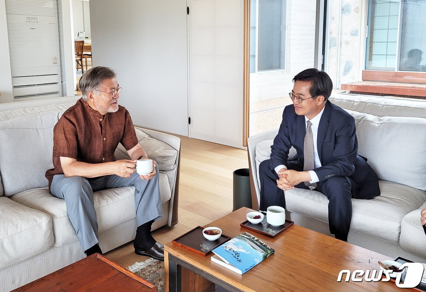 본문 이미지 - 김동연 경기도지사 당선인이 14일 오후 경남 양산시 평산마을에 있는 문재인 전 대통령 사택을 찾아 환담했다.&#40;경기도지사직인수위 제공&#41;/ⓒ 뉴스1