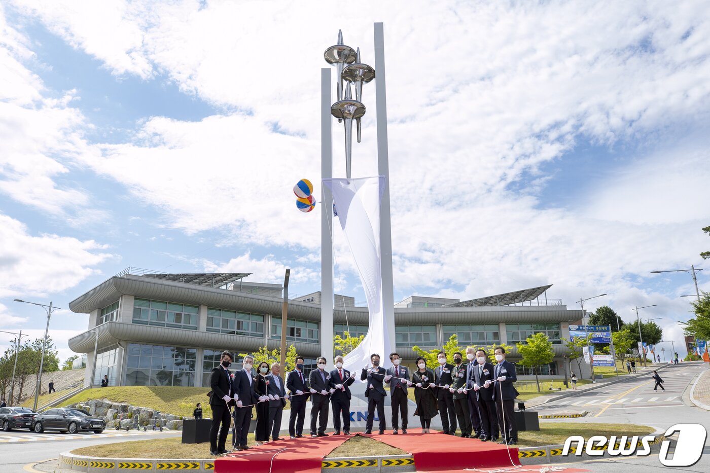 본문 이미지 - 강원대 개교 75주년 기념 상징조형물 '하모니 타워' 제막식.(강원대 제공) 2022.6.14/뉴스1