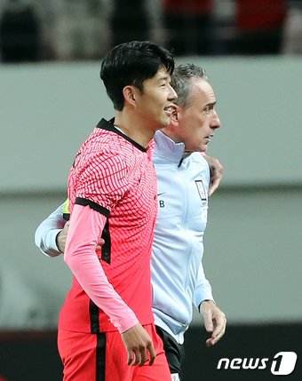 본문 이미지 - 파울루 벤투 대한민국 축구 국가대표팀 감독과 손흥민이 4일 서울월드컵경기장에서 열린 &#39;2002 한일월드컵 20주년 기념 평가전&#39; 대한민국과 이집트의 경기를 마친 뒤 기뻐하고 있다. 2022.6.14/뉴스1 ⓒ News1 장수영 기자