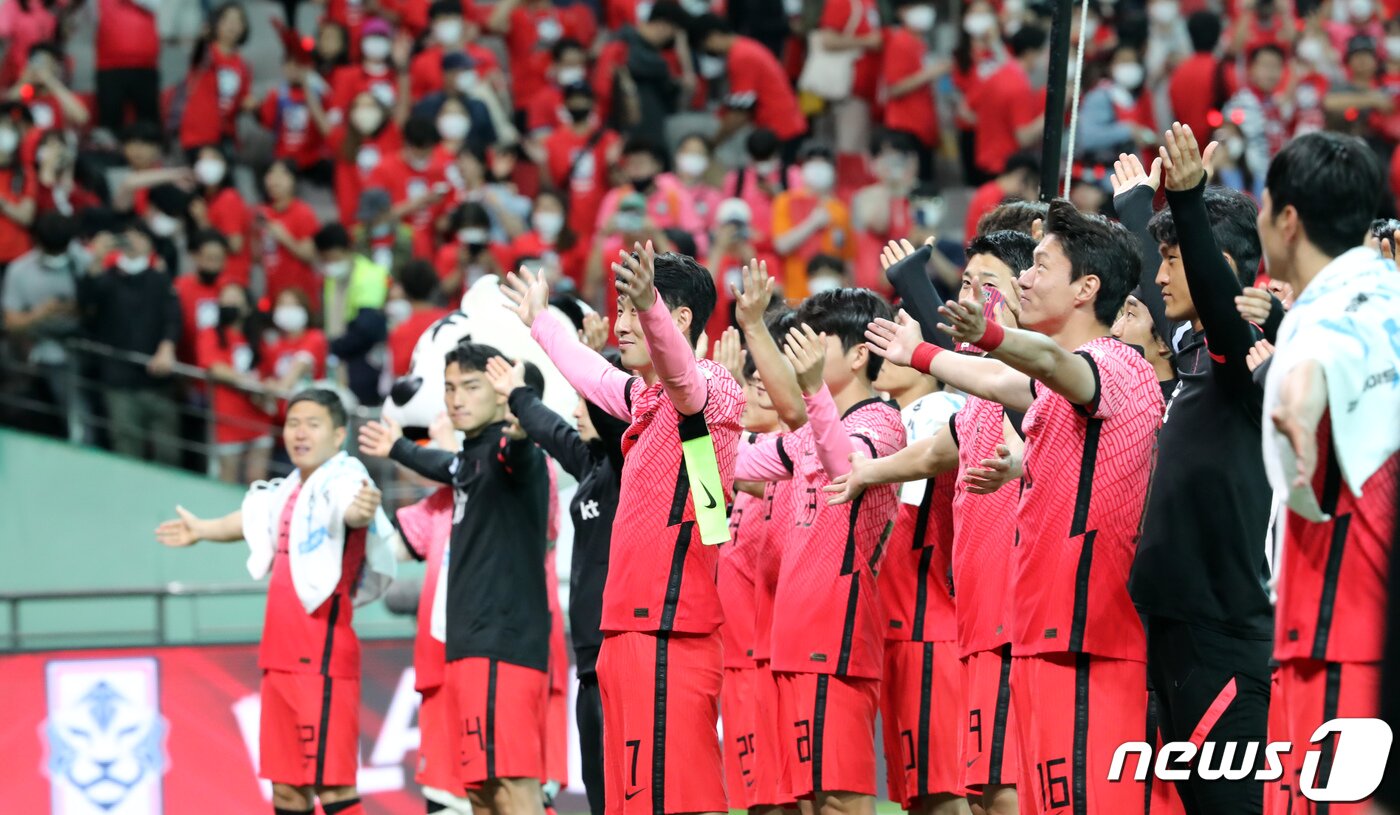 본문 이미지 - 대한민국 축구 국가대표팀 주장 손흥민과 선수들이 4일 서울월드컵경기장에서 열린 '2002 한일월드컵 20주년 기념 평가전' 대한민국과 이집트의 경기를 4대1로 승리한 뒤 붉은악마를 향해 인사하고 있다. 2022.6.14/뉴스1 ⓒ News1 장수영 기자