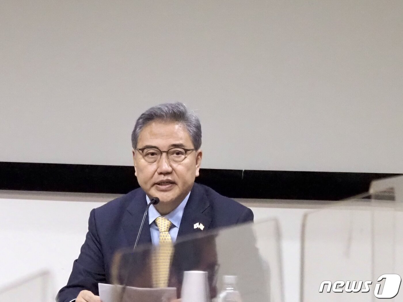 본문 이미지 - 박진 외교부장관이 14일(현지시간) 워싱턴DC에서 특파원들과 간담회를 갖고 있다. ⓒ 뉴스1(워싱턴특파원단 제공)