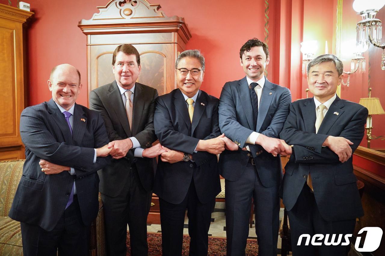 본문 이미지 - 박진 외교부장관이 14일(현지시간) 미 연방 의원들과 조찬협의를 갖고 있는 모습. 사진은 왼쪽부터 크리스 쿤스 상원의원(민주·델라웨어), 빌 헤거티 상원의원(공화·테네시), 박진 장관, 존 오소프 상원의원(민주· 조지아), 조태용 주미대사.ⓒ 뉴스1(외교부 제공)