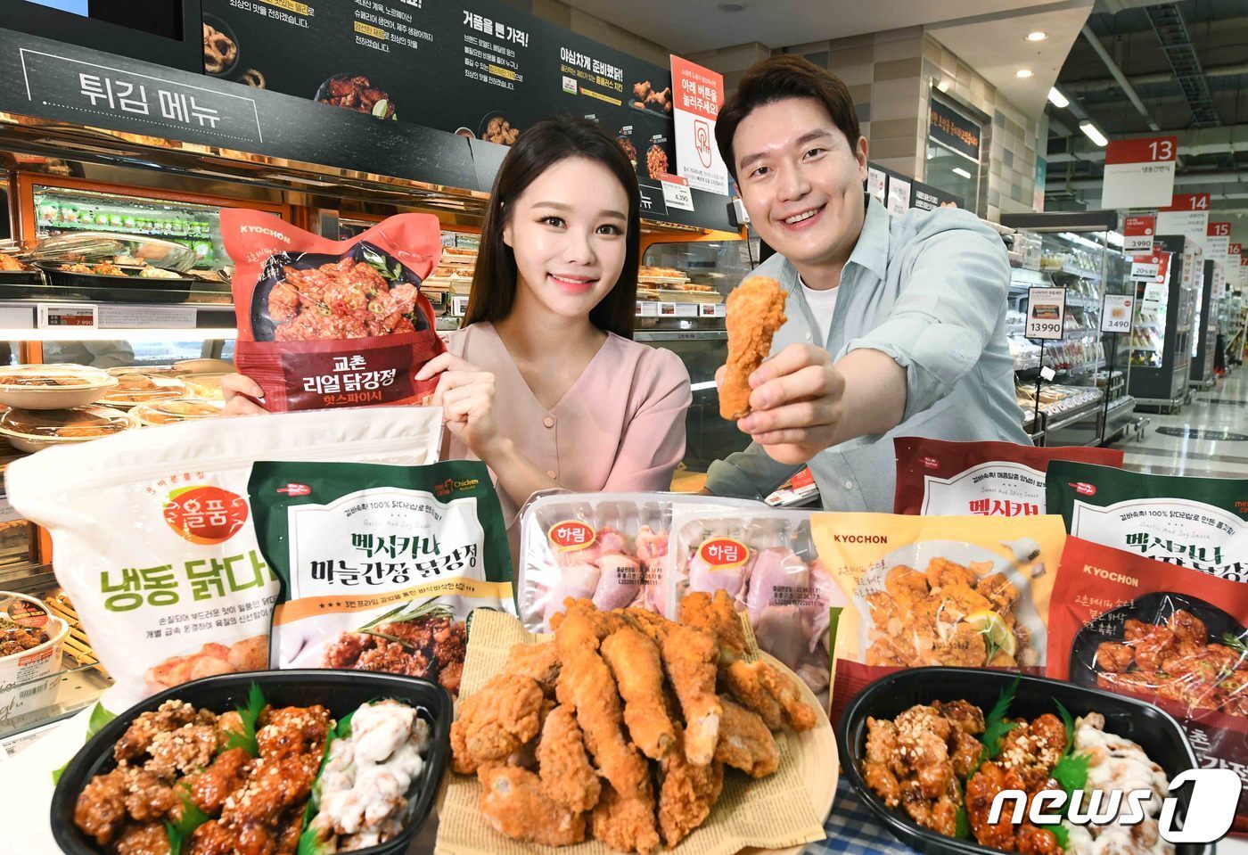 본문 이미지 - 15일 홈플러스 강서점에서 모델들이 ‘치킨 대전’ 행사 상품을 선보이고 있다. ‘물가 안정 프로젝트’를 연중 시행하고 있는 홈플러스가 생닭, 간편식, 델리 등 치킨 품목을 총망라한 ‘홈플러스 치킨 대전’을 연다고 밝혔다. (홈플러스 제공) 2022.6.15/뉴스1