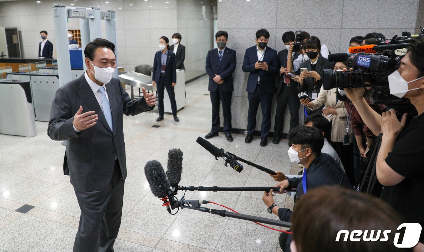 본문 이미지 - 윤석열 대통령이 15일 오전 용산 대통령실로 출근하며 화물연대 파업철회, 자택 앞 맞불집회, 김건희 여사 지인 동행 논란 등 취재진 질의에 답하고 있다. 대통령실사진기자단 2022.6.15/뉴스1 ⓒ News1 안은나 기자