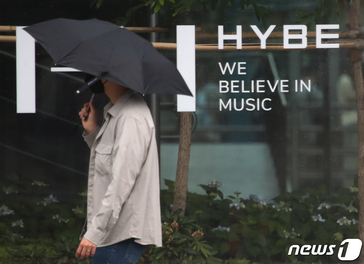 본문 이미지 - 서울 용산구에 위치한 방탄소년단 소속사 하이브 사옥 모습./뉴스1 ⓒ News1