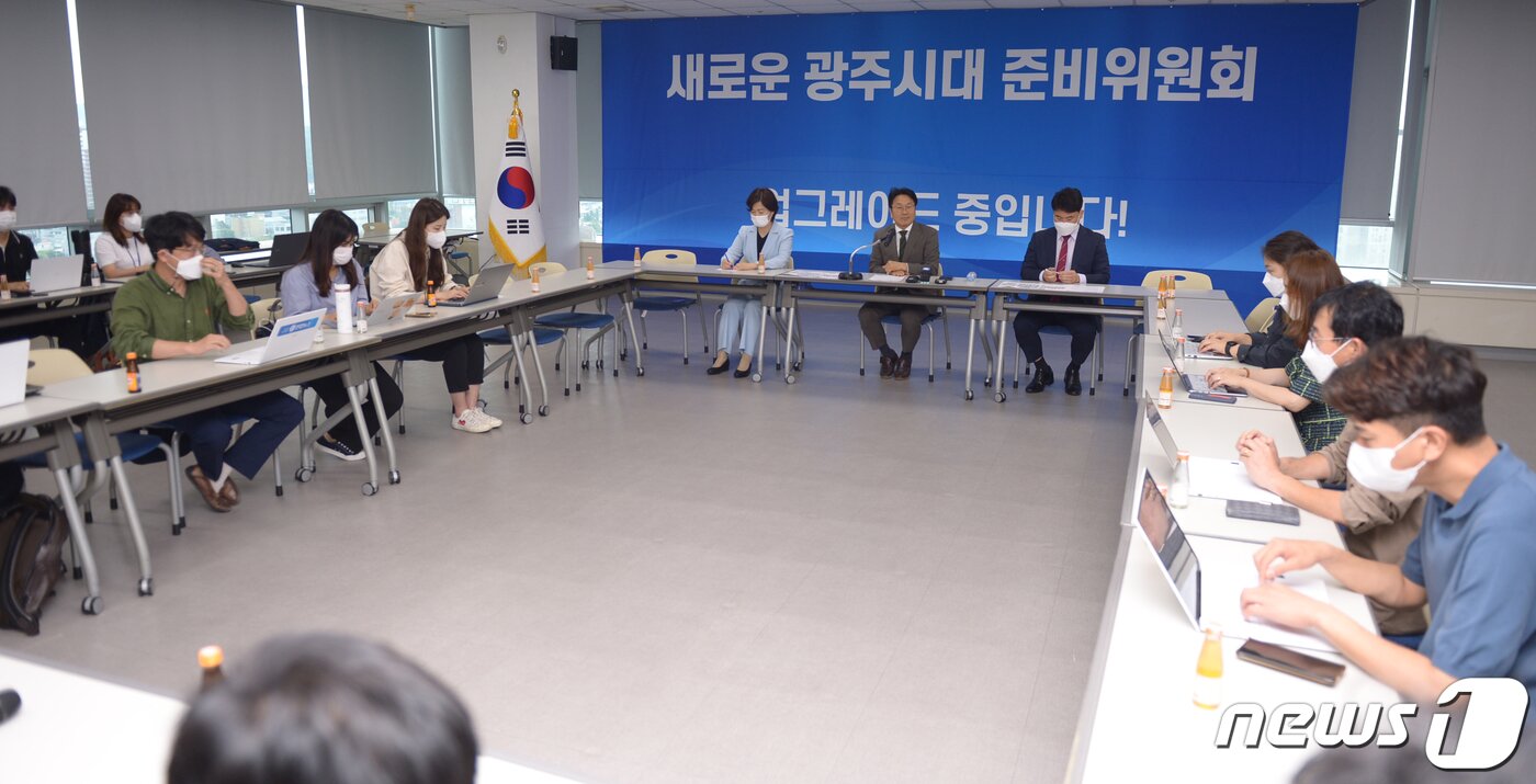 본문 이미지 - 강기정 광주시장 당선인이 15일 광주도시공사에 마련된 새로운 광주시대 준비위원회 대강당에서 가진 미디어데이에서 민선8기 시정 방향 등을 밝히고 있다.2021.6.15/뉴스1 ⓒ News1 박준배 기자