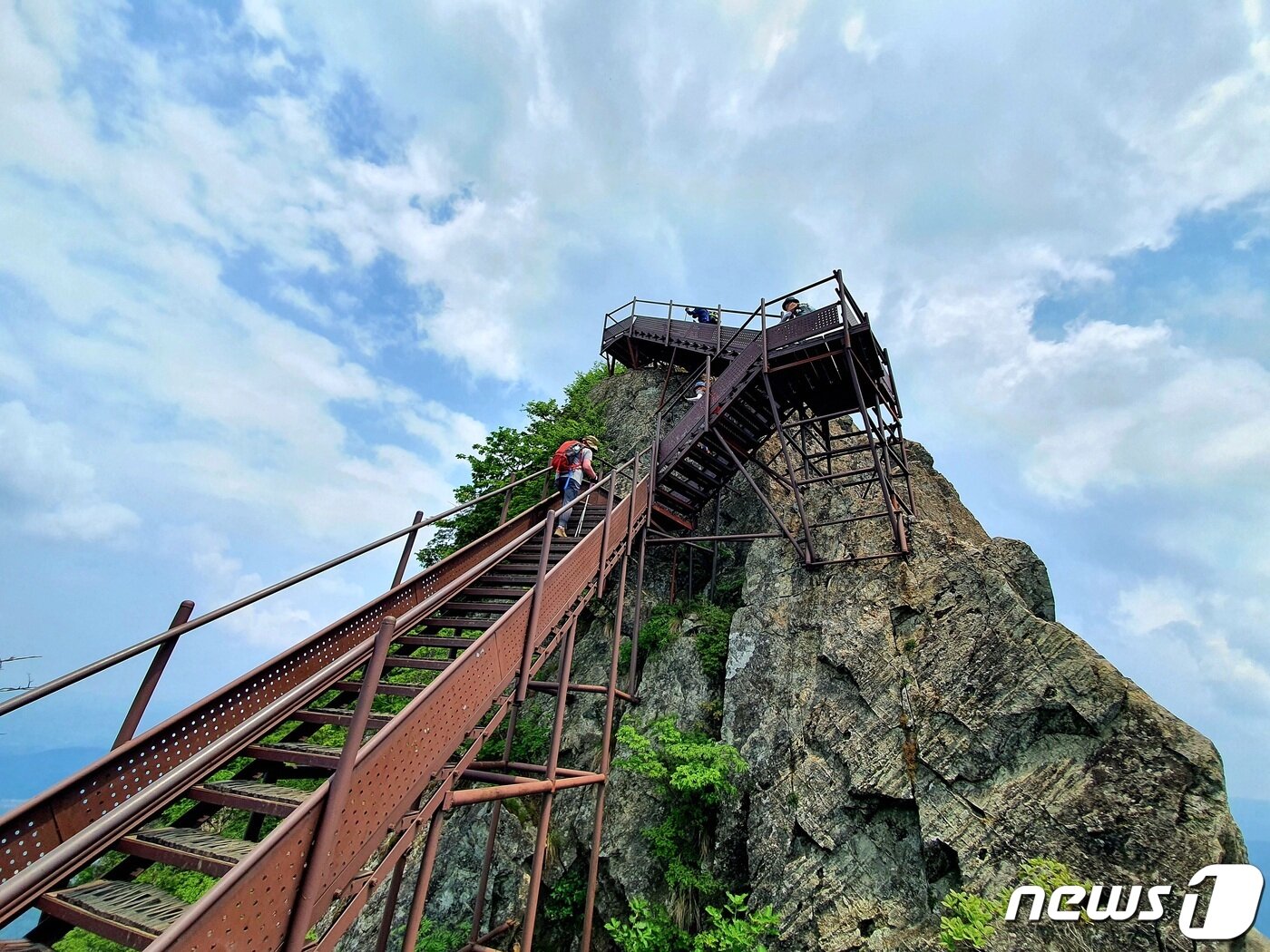 본문 이미지 - 월악산 정상 영봉으로 오르는 천국의 계단. 수많은 ‘지옥의 계단’ 끝에 있다 ⓒ 뉴스1