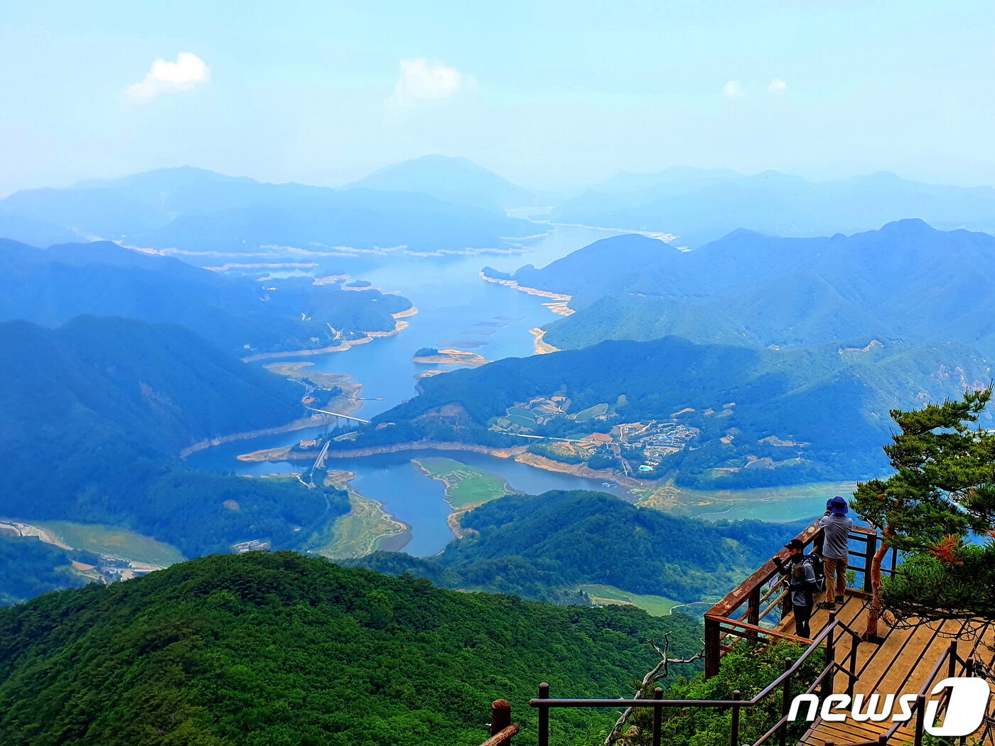 본문 이미지 - 하봉 밑 전망대에서 바라본 충주호. 고난 끝에 충분한 보상이 되는 산수화 풍경이다 ⓒ 뉴스1