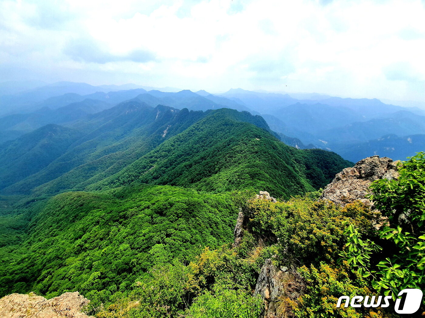 본문 이미지 - 영봉에서 바라본 육중한 ‘월악산 제국’과 멀리 백두대간 능선들 ⓒ 뉴스1