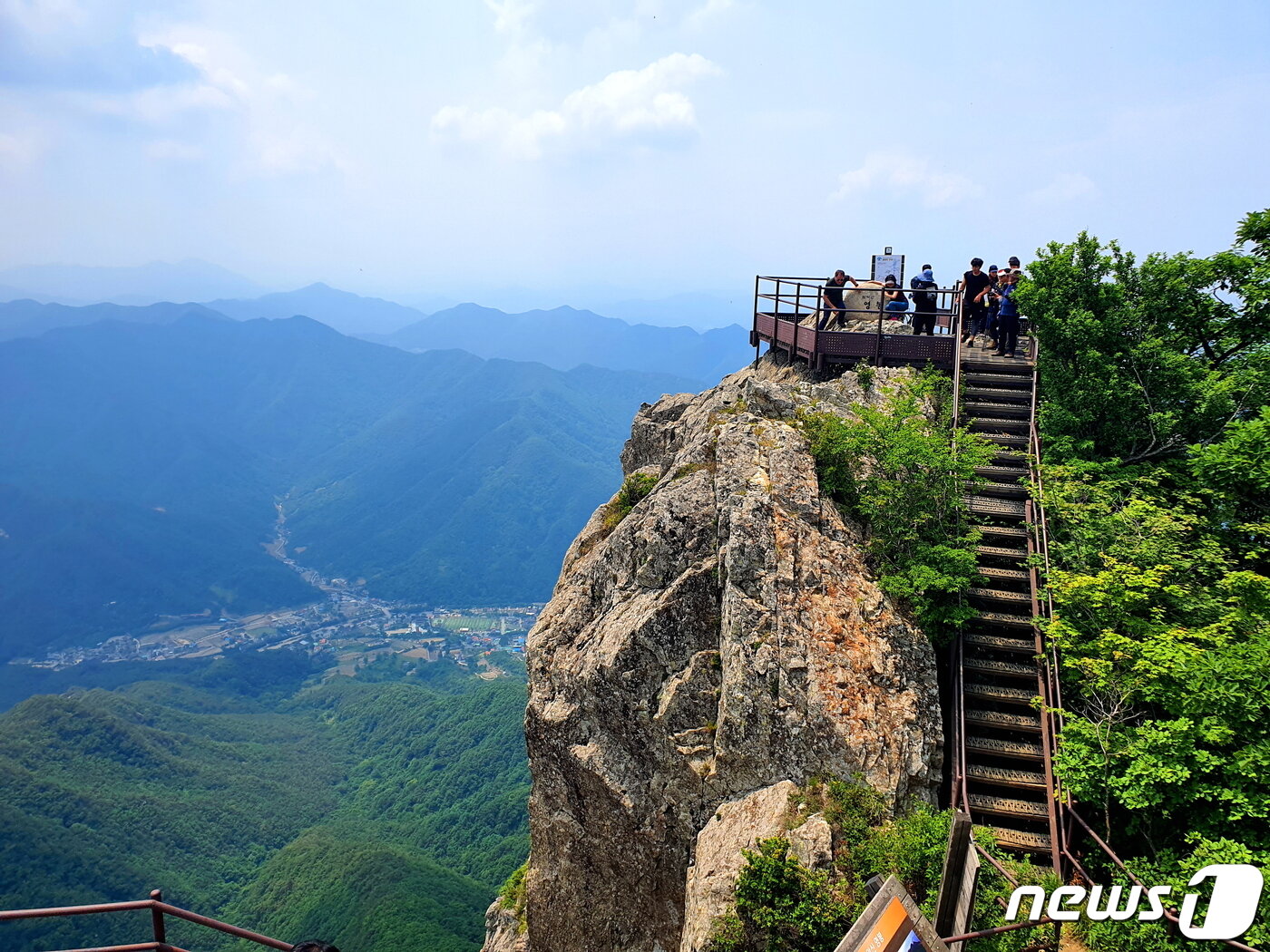 본문 이미지 - 영봉 정상. 왼쪽 아래 송계계곡과 한수면 소재지 ⓒ 뉴스1