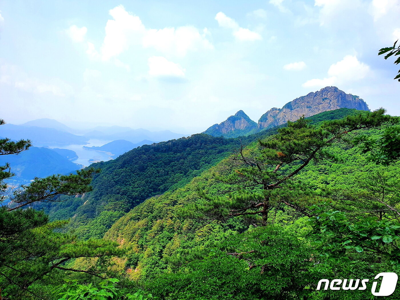 본문 이미지 - 960봉 전망대에서 바라본 영봉과 중봉이 위풍당당하다. 왼쪽에 구비구비 충주호 ⓒ 뉴스1