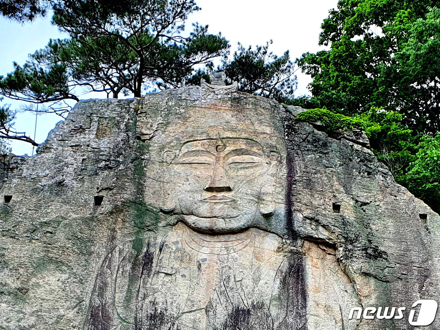 본문 이미지 - 마애불. 마의태자를 그리는 덕주공주의 우수에 젖은 표정이다 ⓒ 뉴스1