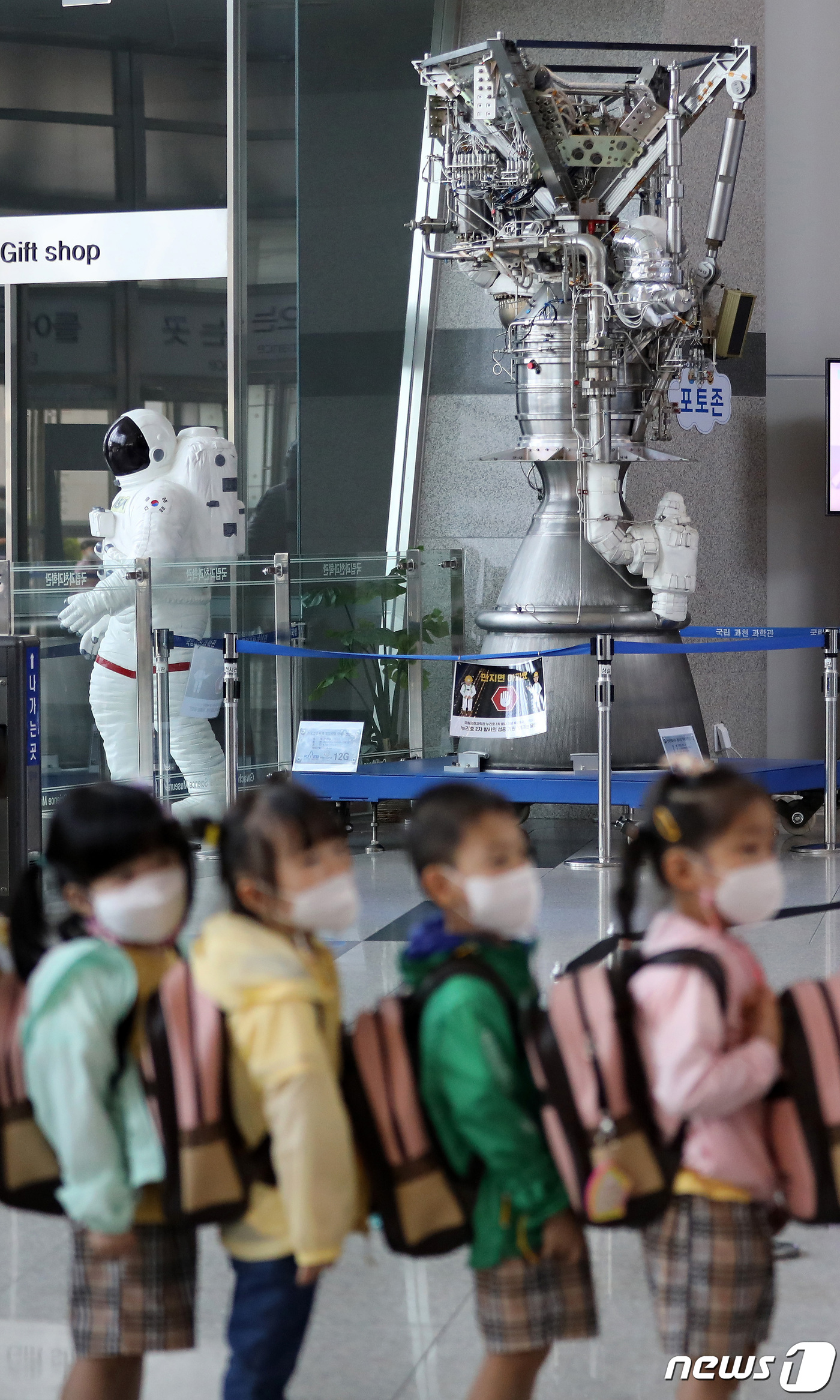 (과천=뉴스1) 이동해 기자 = 한국형 발사체 누리호(KSLV-Ⅱ) 발사를 하루 앞둔 15일 오전 경기도 과천시 국립과천과학관에서 열린 특별전시에 실제 시험에 사용한 누리호 1단 …