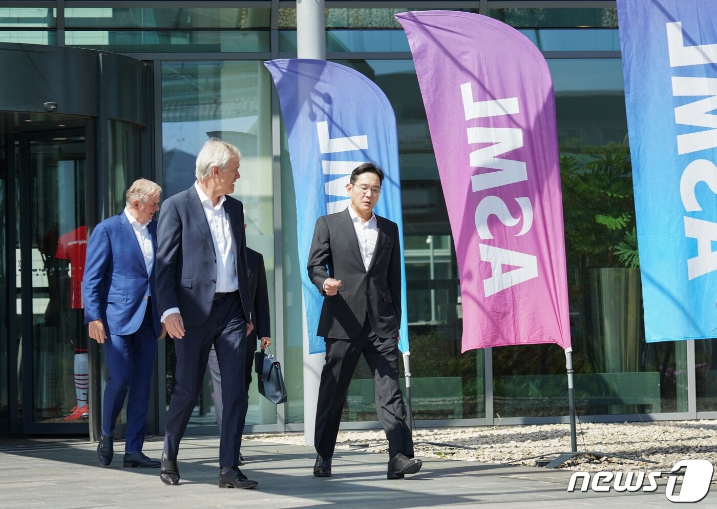 본문 이미지 - 이재용 삼성전자 회장이 네덜란드 에인트호번 ASML 본사를 둘러보고 있다. 이 자리에서 이 회장은 피터 베닝크 CEO와 협력 방안을 논의했다. (삼성전자 제공) 2022.6.15/뉴스1