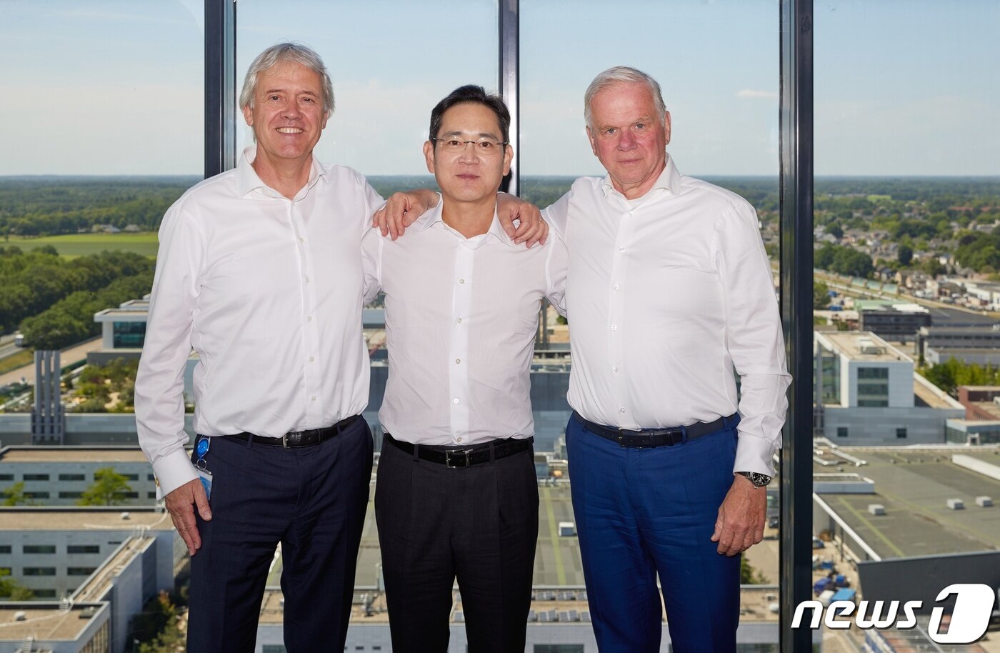 본문 이미지 - 이재용 삼성전자 부회장이 네덜란드 에인트호번에 위치한 ASML 본사에서 피터 베닝크 CEO(왼쪽), 마틴 반 덴 브링크 CTO와 기념 촬영하고 있다. (삼성전자 제공) 2022.6.15/뉴스1