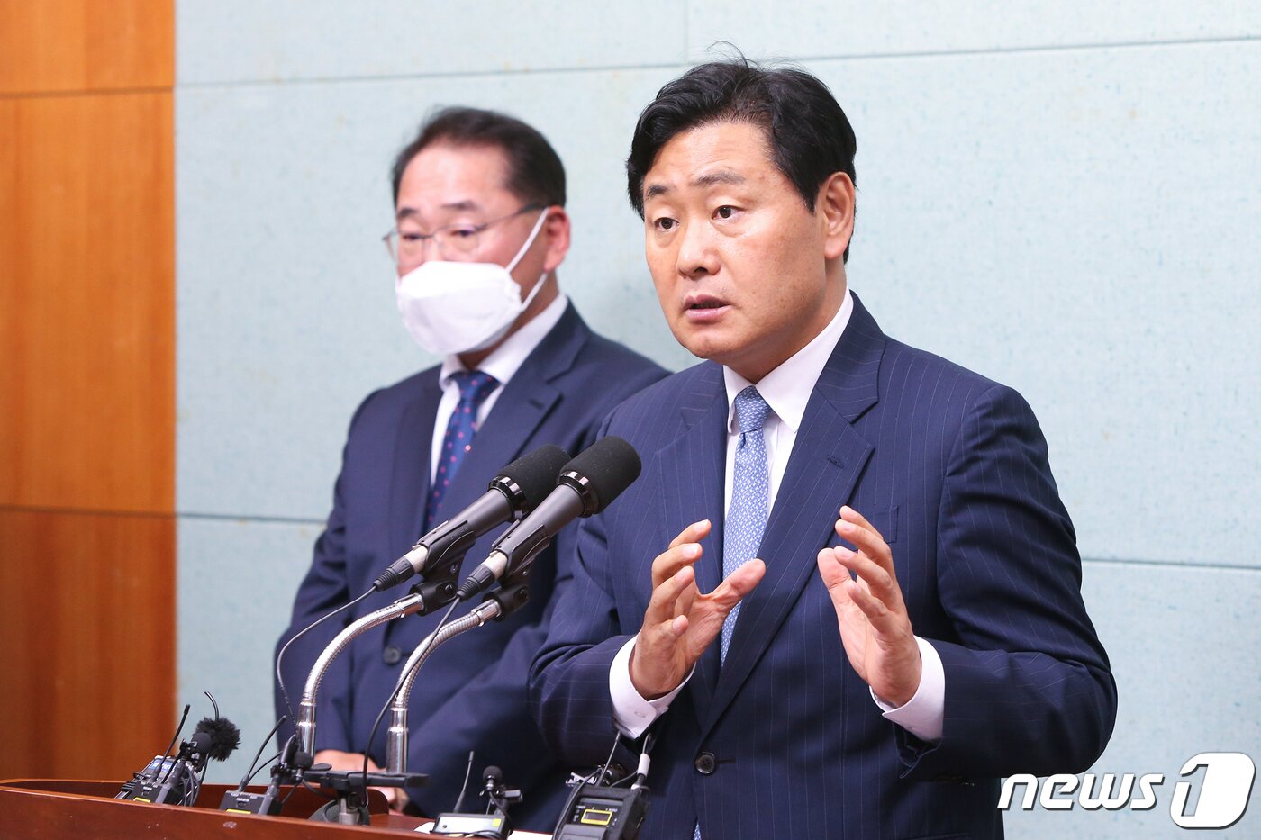 본문 이미지 - 15일 김관영 전북도지사 당선인(앞)이 전북도의회 브리핑룸에서 민선 8기 첫 경제부지사 및 정무수석 인사와 관련한 기자회견을 하고 있다. 뒷쪽은 전북도 경제부지사로 내정된 김종훈 전 농림부 차관.2022.6.15/ ⓒ 뉴스1