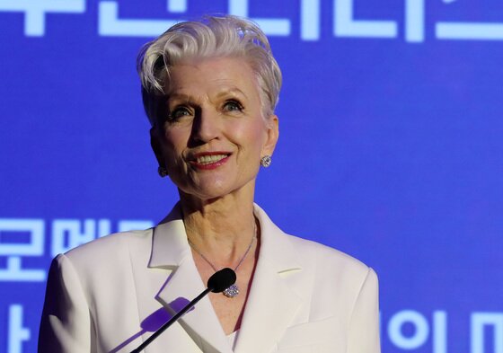 본문 이미지 - 모델이자 테슬라 창업자 일론 머스크의 어머니인 메이 머스크가 15일 오후 송파구 소피텔 서울 앰버서더호텔에서 열린 '글로벌 우먼 리더스 포럼'에 참석해 축사를 하고 있다. 2022.6.15/뉴스1 ⓒ News1 박세연 기자