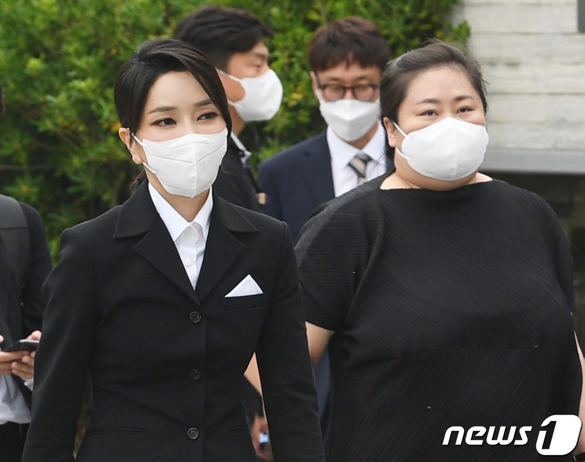 본문 이미지 - 윤석열 대통령 부인 김건희 여사가 13일 경남 김해 봉하마을을 찾아 고 노무현 전 대통령 묘역을 참배하기 위해 이동하고 있다. 오른쪽은 코바나컨텐츠 전무를 지낸 김량영 교수.(대통령실사진기자단) 2022.6.13/뉴스1 ⓒ News1 안은나 기자