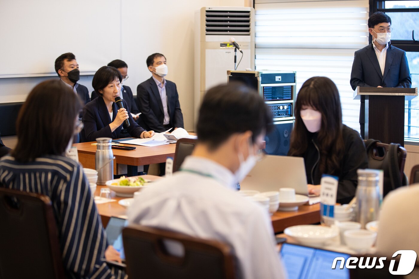 본문 이미지 - 한화진 환경부 장관이 15일 세종시 장군면 한 식당에서 환경부 출입기자단과의 오찬 간담회를 하고 있다. (환경부 제공) 2022.6.15/뉴스1