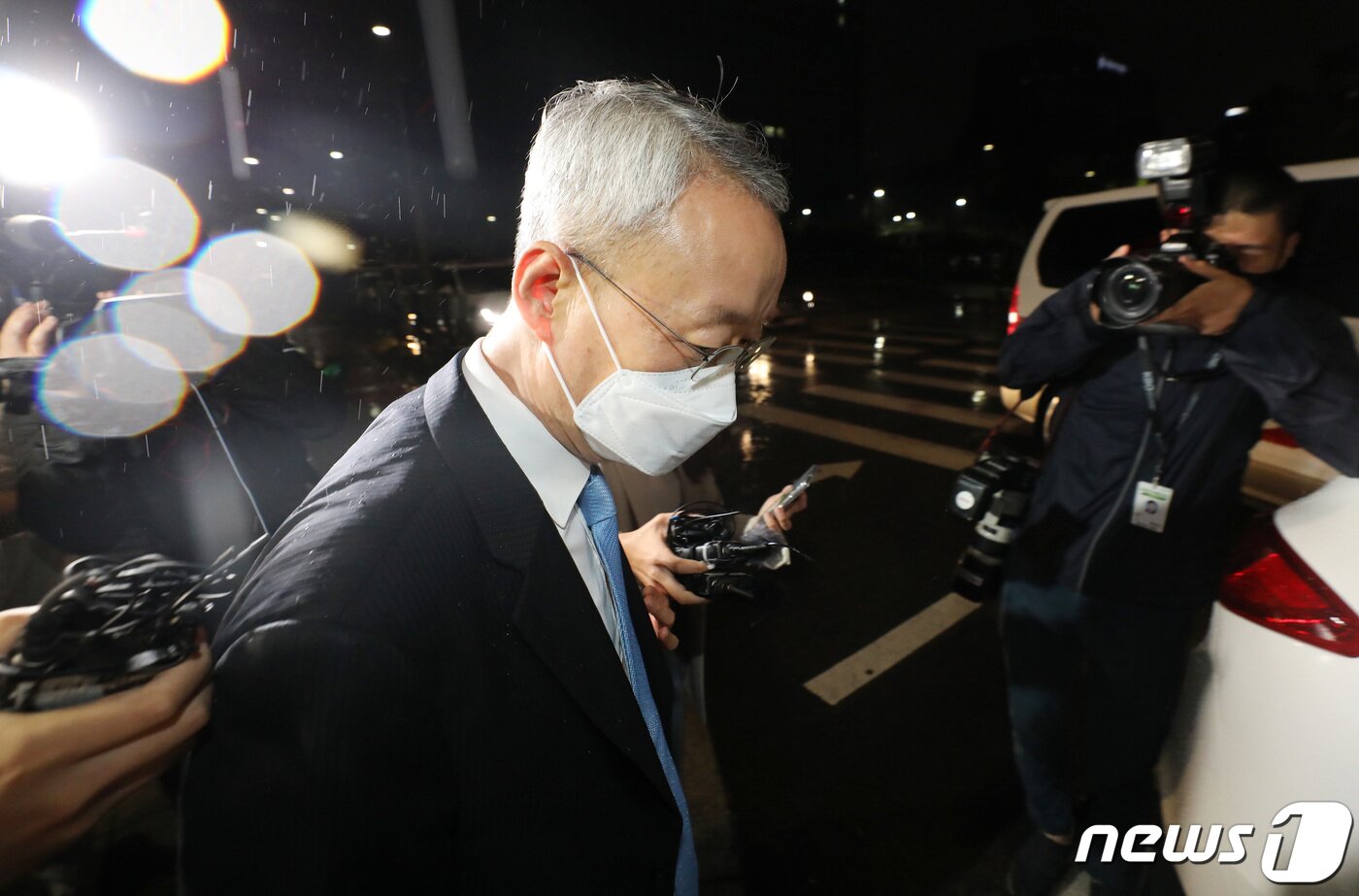 본문 이미지 - 산업통상자원부 산하 기관장 사퇴를 종용했다는 '산업부 블랙리스트' 의혹을 받는 백운규 전 장관이 15일 오후 구속영장이 기각되자 서울 송파구 동부구치소에서 귀가하고 있다. 2022.6.15/뉴스1 ⓒ News1 박지혜 기자