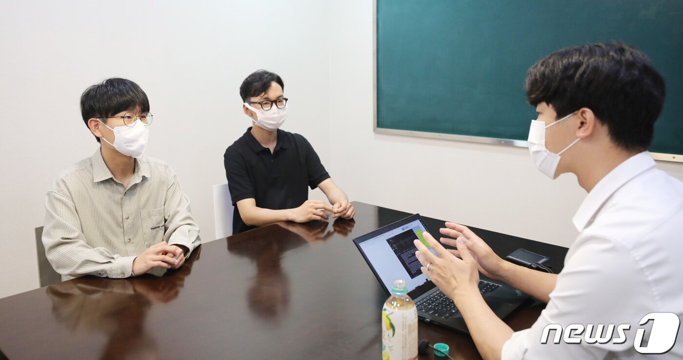 본문 이미지 - 전순표 사회복무요원 노동조합 위원장과 이동규 사회복무요원 노동조합 대의원이 15일 오후 서울 종로구에서 뉴스1과 인터뷰를 갖고 있다. 2022.6.15/뉴스1 ⓒ News1 박지혜 기자