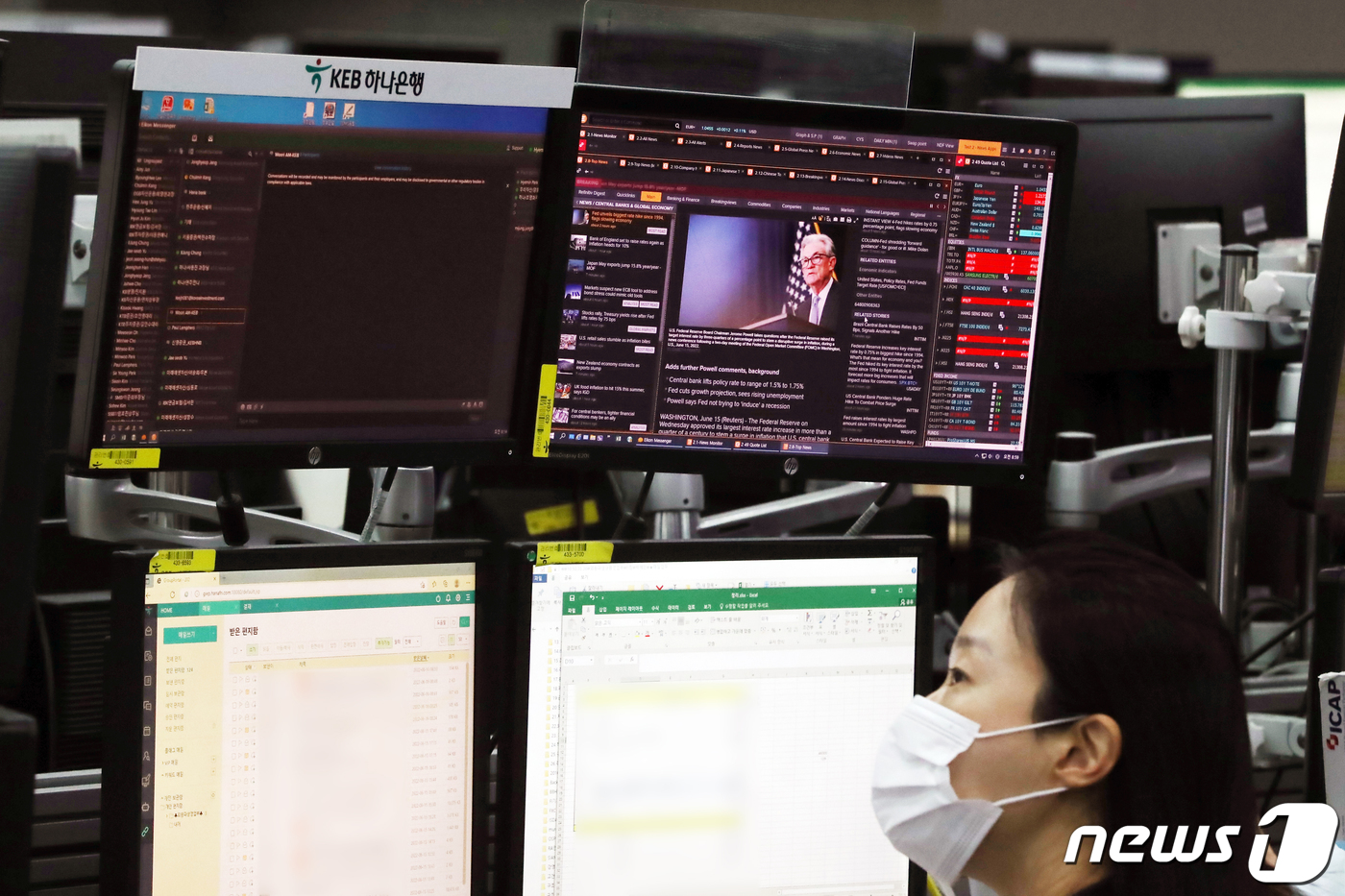 미국 경제 뉴스 살펴보는 딜러 - 뉴스1