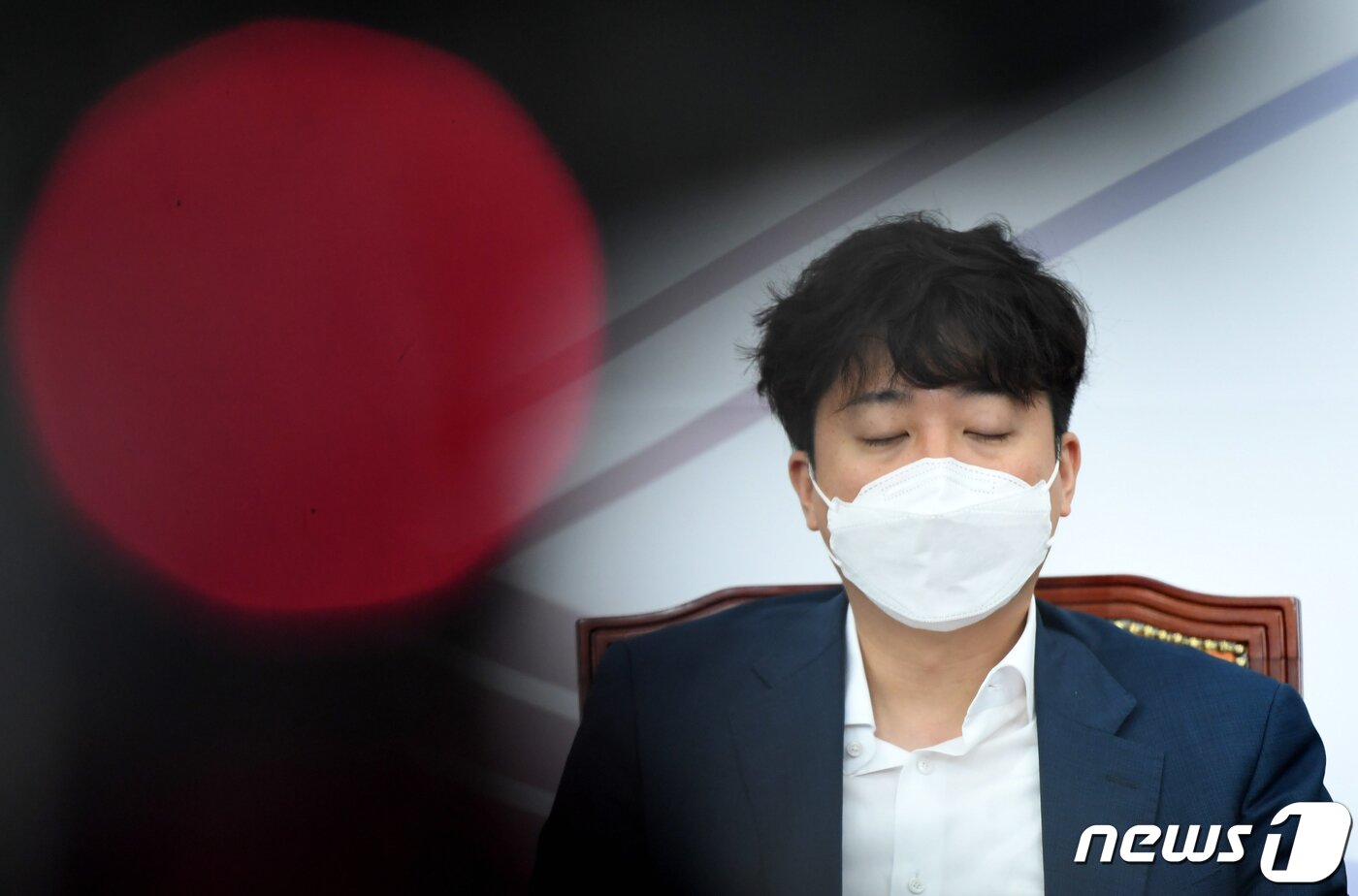 본문 이미지 - 이준석 국민의힘 대표가 16일 오전 서울 여의도 국회에서 열린 최고위원회의에서 생각에 잠겨 있다. (공동취재) 2022.6.16/뉴스1 ⓒ News1 허경 기자