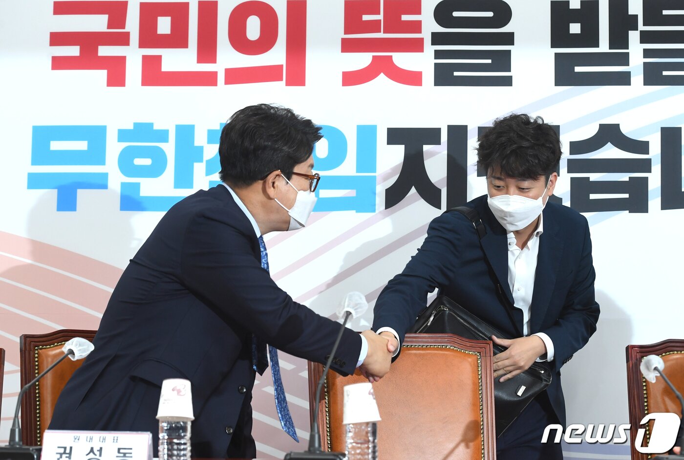 본문 이미지 - 이준석 국민의힘 대표와 권성동 원내대표가 16일 오전 서울 여의도 국회에서 열린 최고위원회의에서 인사를 하고 있다. (공동취재) 2022.6.16/뉴스1 ⓒ News1 허경 기자