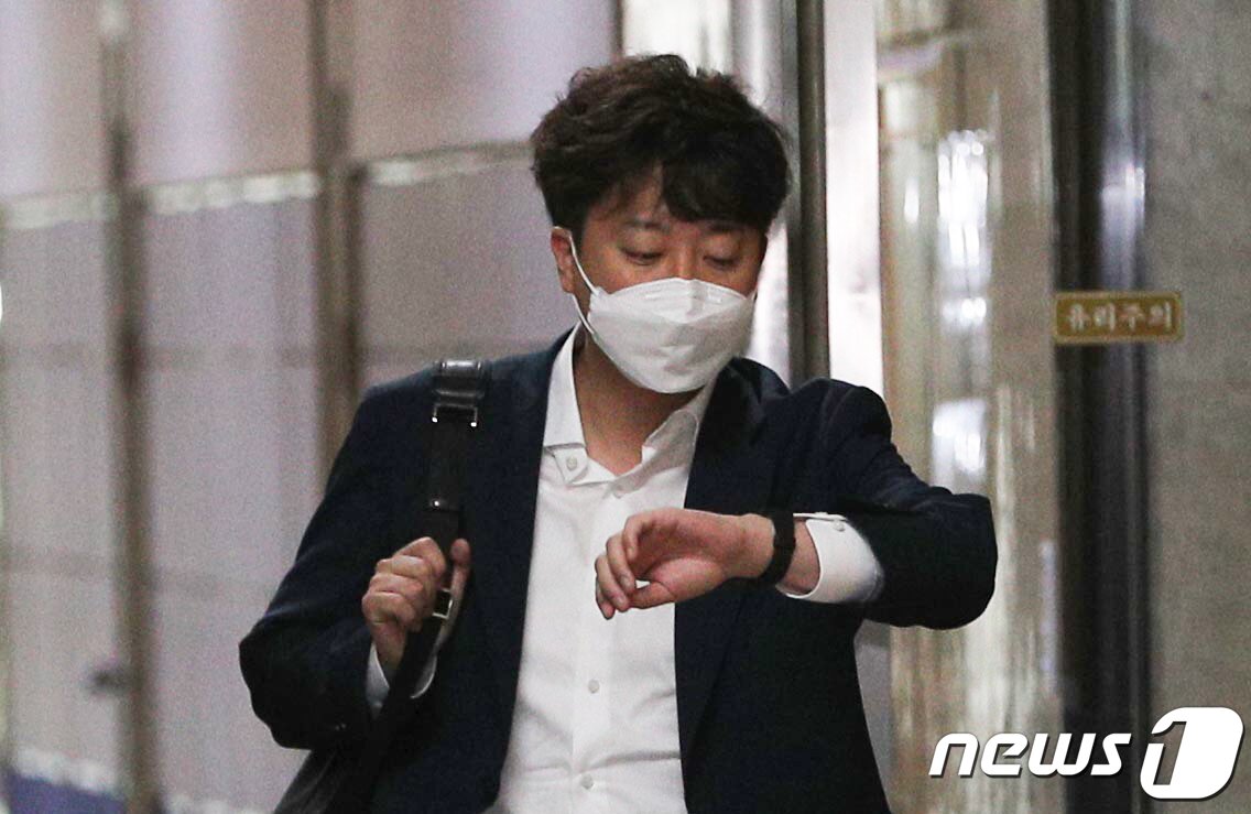 본문 이미지 - 이준석 국민의힘 대표가 16일 오전 국회에서 열린 최고위원회의에 조금 늦게 도착하며 손목시계를 바라보고 있다. (공동취재) 2022.6.16/뉴스1 ⓒ News1 허경 기자