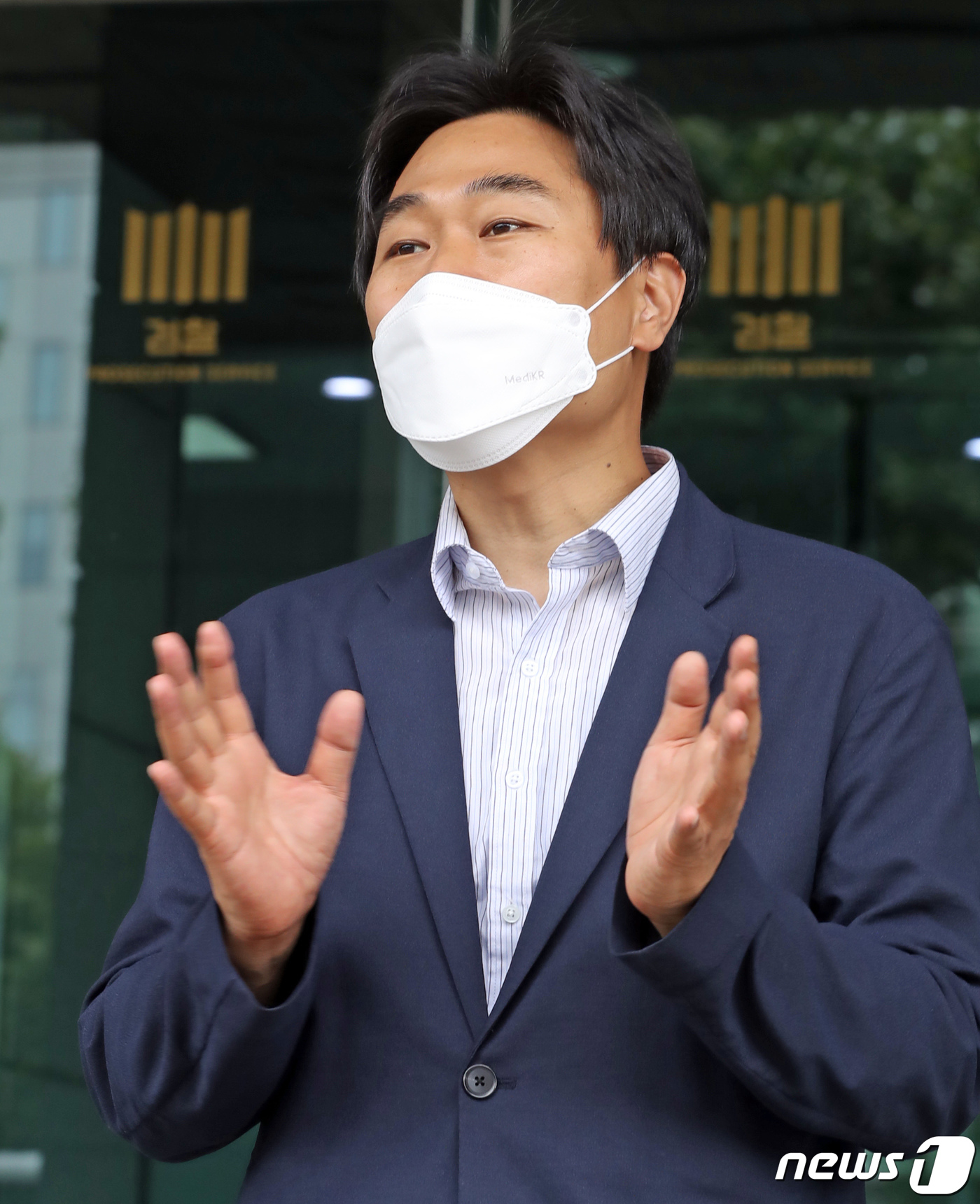 (서울=뉴스1) 장수영 기자 = 이종배 전 법치주의바로세우기동연대 대표가 16일 서울 양천구 서울남부지방검찰청 앞에서 지난 2020년 한상혁 방송통신위원장과 위원들을 직권남용 혐의 …