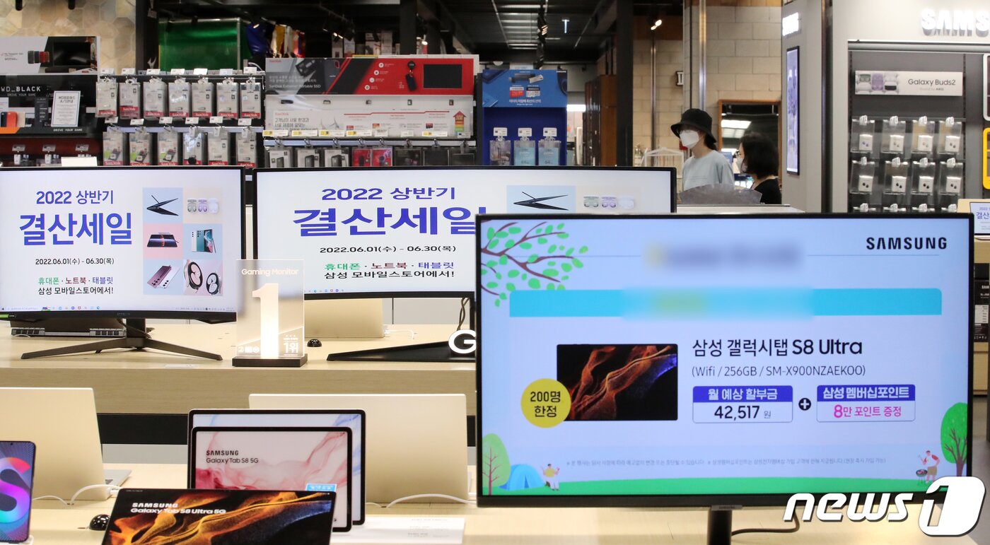 본문 이미지 - 서울 시내 한 대형마트에 진열되어 있는 모니터. 2022.6.16/뉴스1 ⓒ News1 김진환 기자