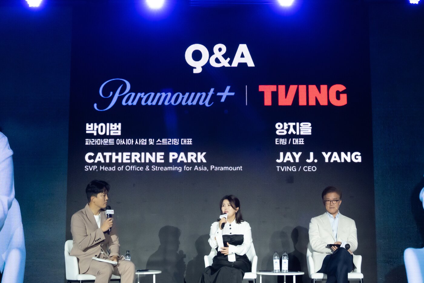 본문 이미지 - &#40;왼쪽부터&#41; 박이범 파라마운트 아시아 사업 및 스트리밍 대표와 양지을 티빙 대표가 기자들과의 질의응답을 진행하고 있는 모습. &#40;티빙 제공&#41;