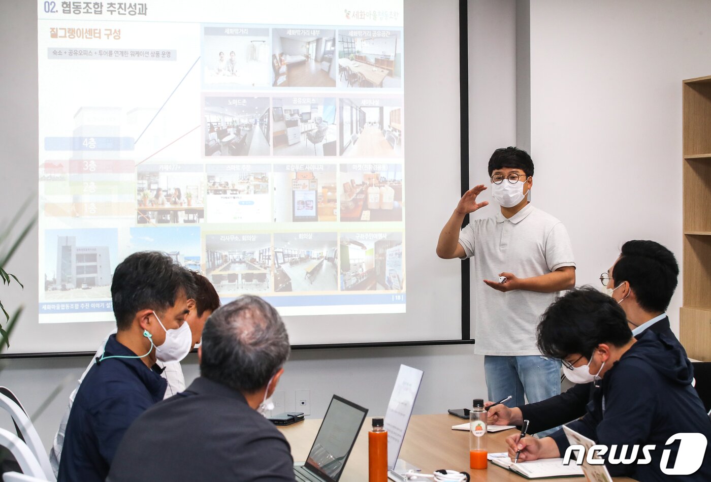 본문 이미지 - 세화마을협동조합원이 취재진들에게 질그랭이센터 추진 성과 등을 설명하고 있다ⓒ 뉴스1