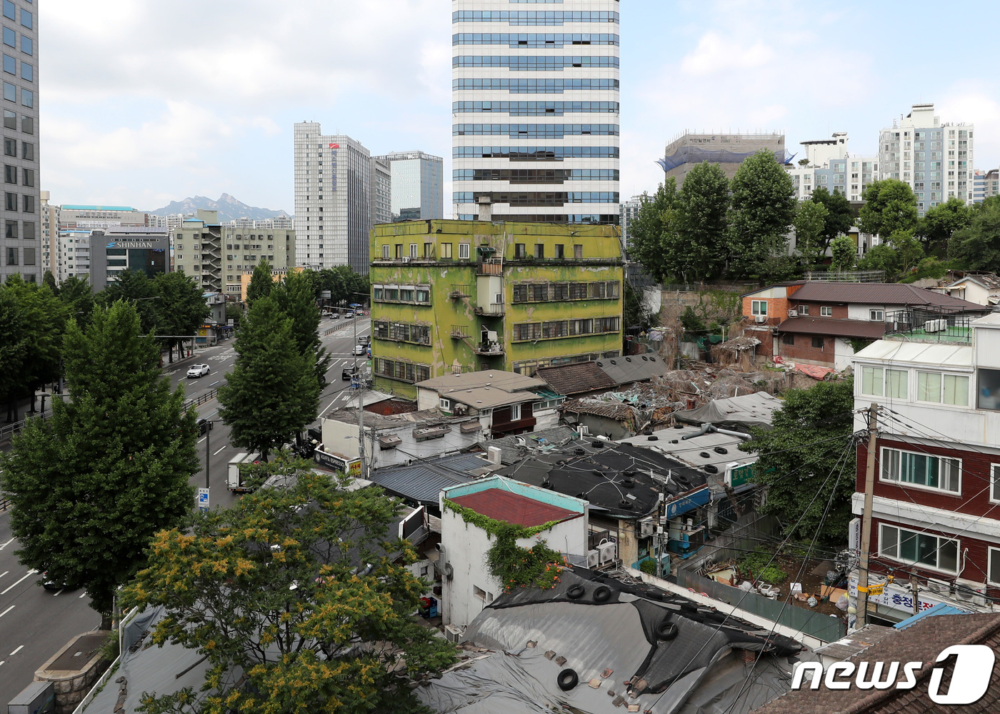 (서울=뉴스1) 구윤성 기자 = 일제강점기인 1937년 준공돼 현존하는 가장 오래된 아파트인 서울 서대문구 '충정아파트'가 역사 속으로 사라진다.서울시는 제7차 도시계획위원회에서 …