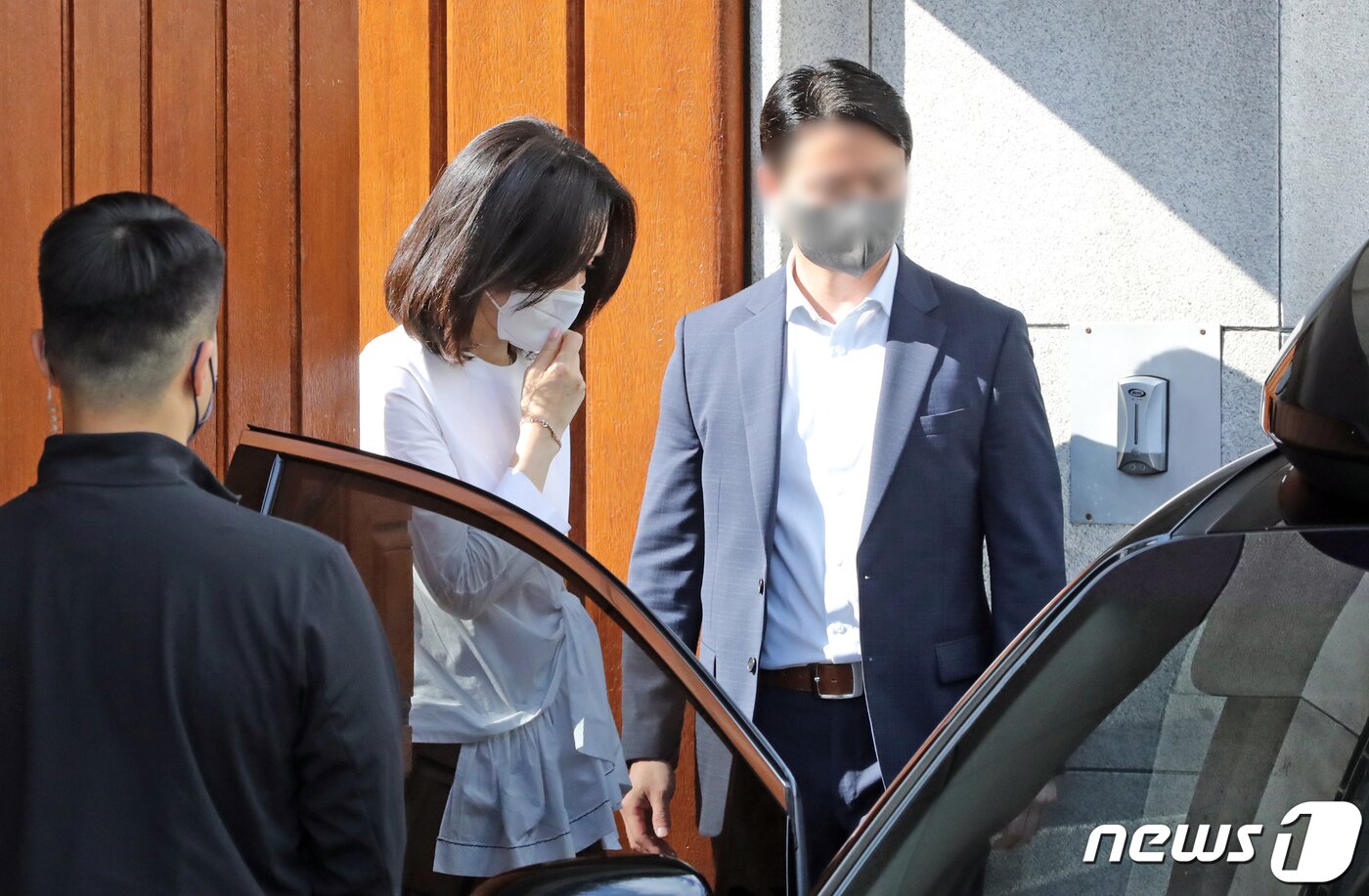 본문 이미지 - 김건희 여사가 16일 서울 서대문구 연희동 고 전두환 전 대통령 자택을 찾아 부인 이순자 여사를 예방한 뒤 차량에 탑승하고 있다. 2022.6.16/뉴스1 ⓒ News1 장수영 기자