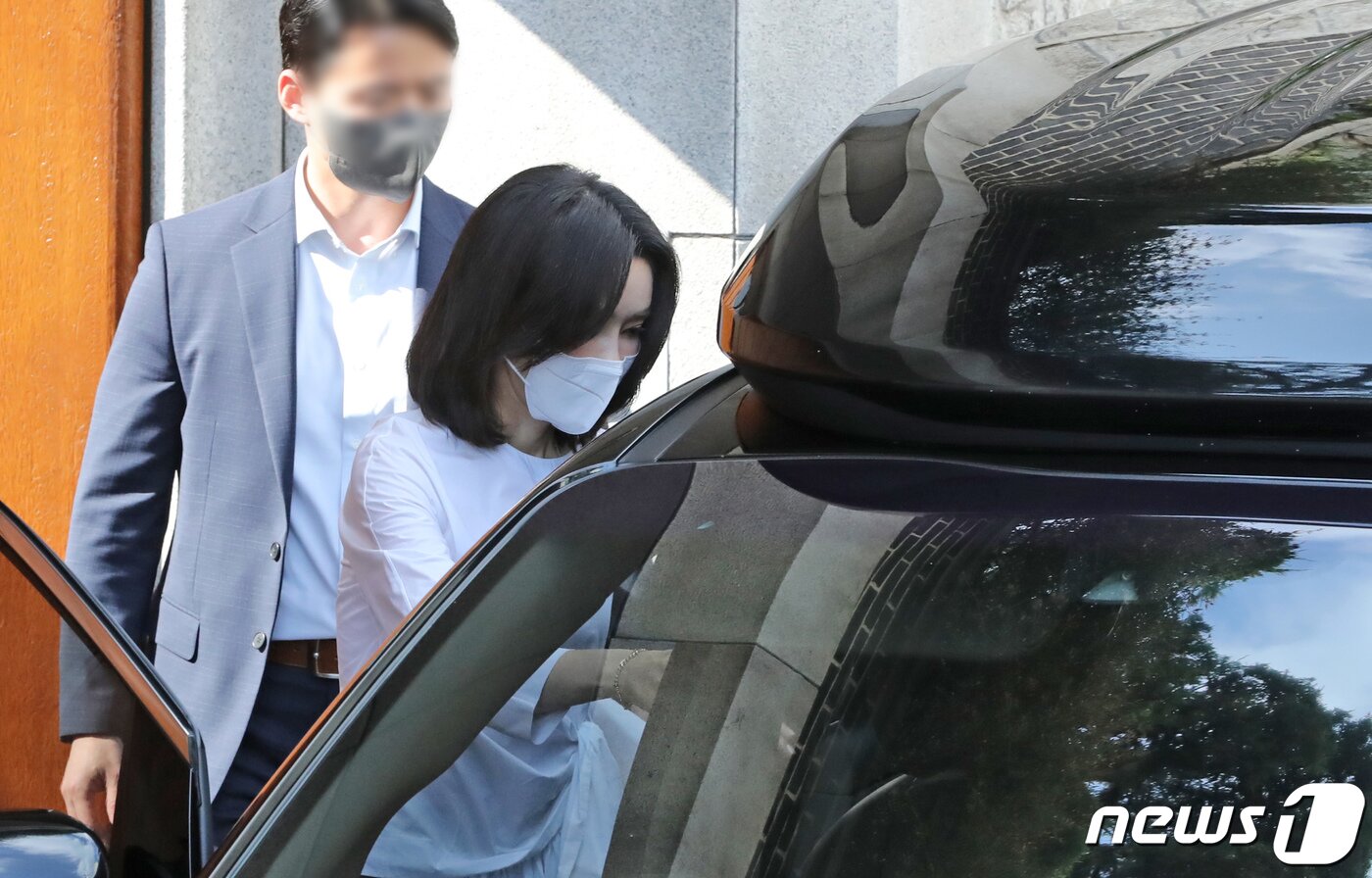 본문 이미지 - 김건희 여사가 16일 서울 서대문구 연희동 고 전두환 전 대통령 자택을 찾아 부인 이순자 여사를 예방한 뒤 차량에 탑승하고 있다. 2022.6.16/뉴스1 ⓒ News1 장수영 기자