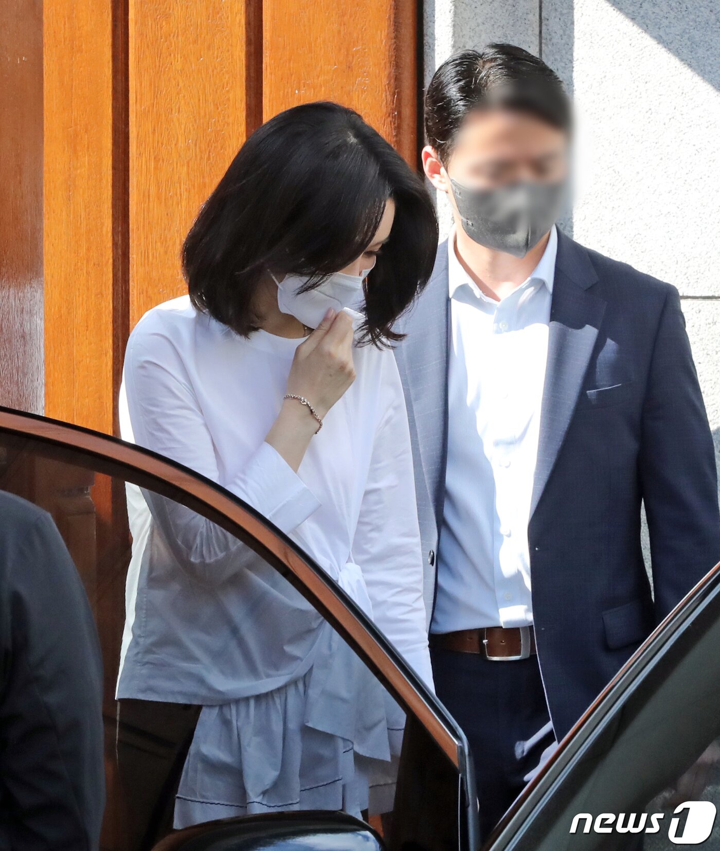 본문 이미지 - 김건희 여사가 16일 서울 서대문구 연희동 고 전두환 전 대통령 자택을 찾아 부인 이순자 여사를 예방한 뒤 차량에 탑승하고 있다. 2022.6.16/뉴스1 ⓒ News1 장수영 기자