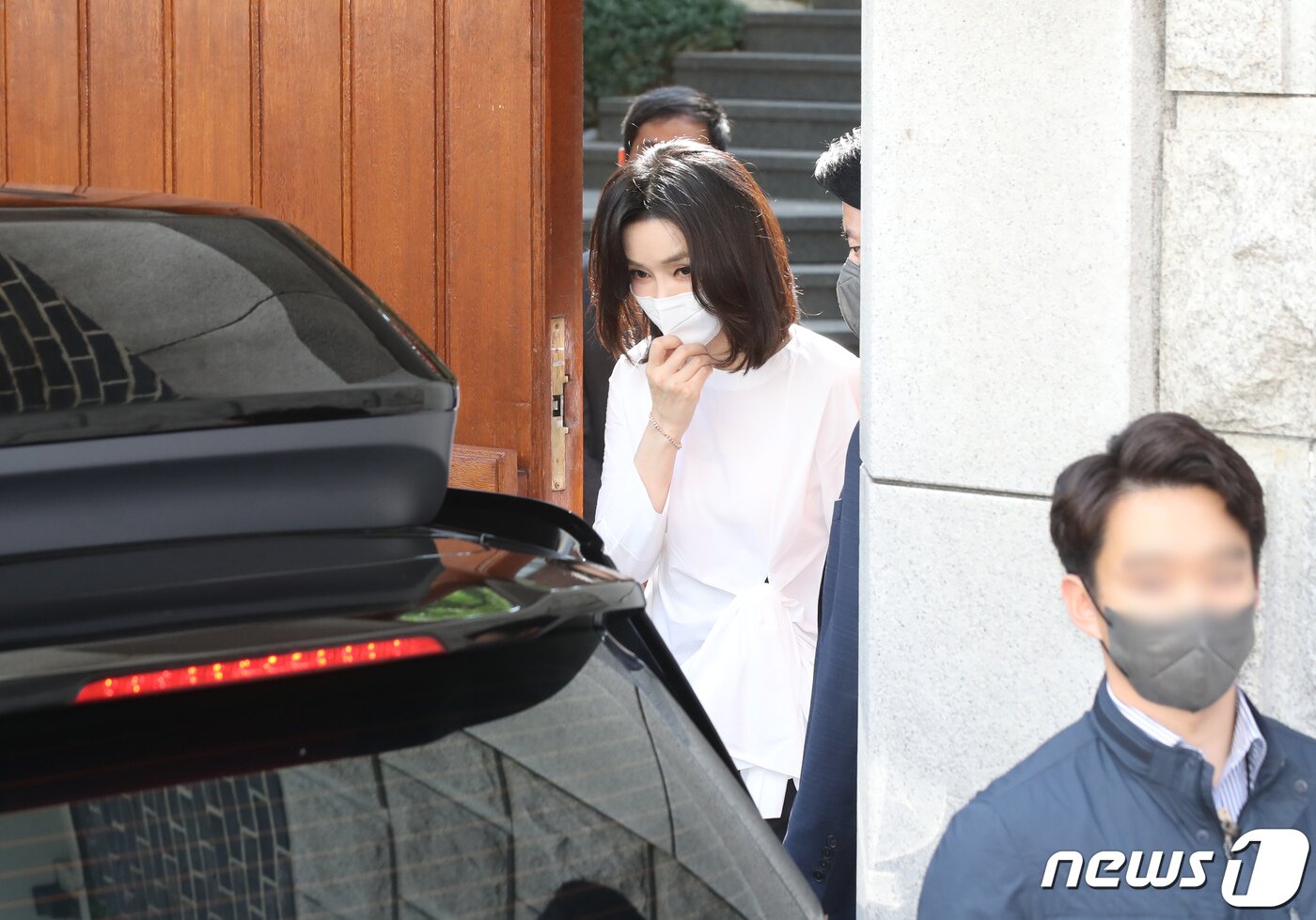 본문 이미지 - 김건희 여사가 16일 서울 서대문구 연희동 고 전두환 전 대통령 자택을 찾아 부인 이순자 여사를 예방한 뒤 밖으로 나오고 있다. (공동취재) 2022.6.16/뉴스1 ⓒ News1 장수영 기자