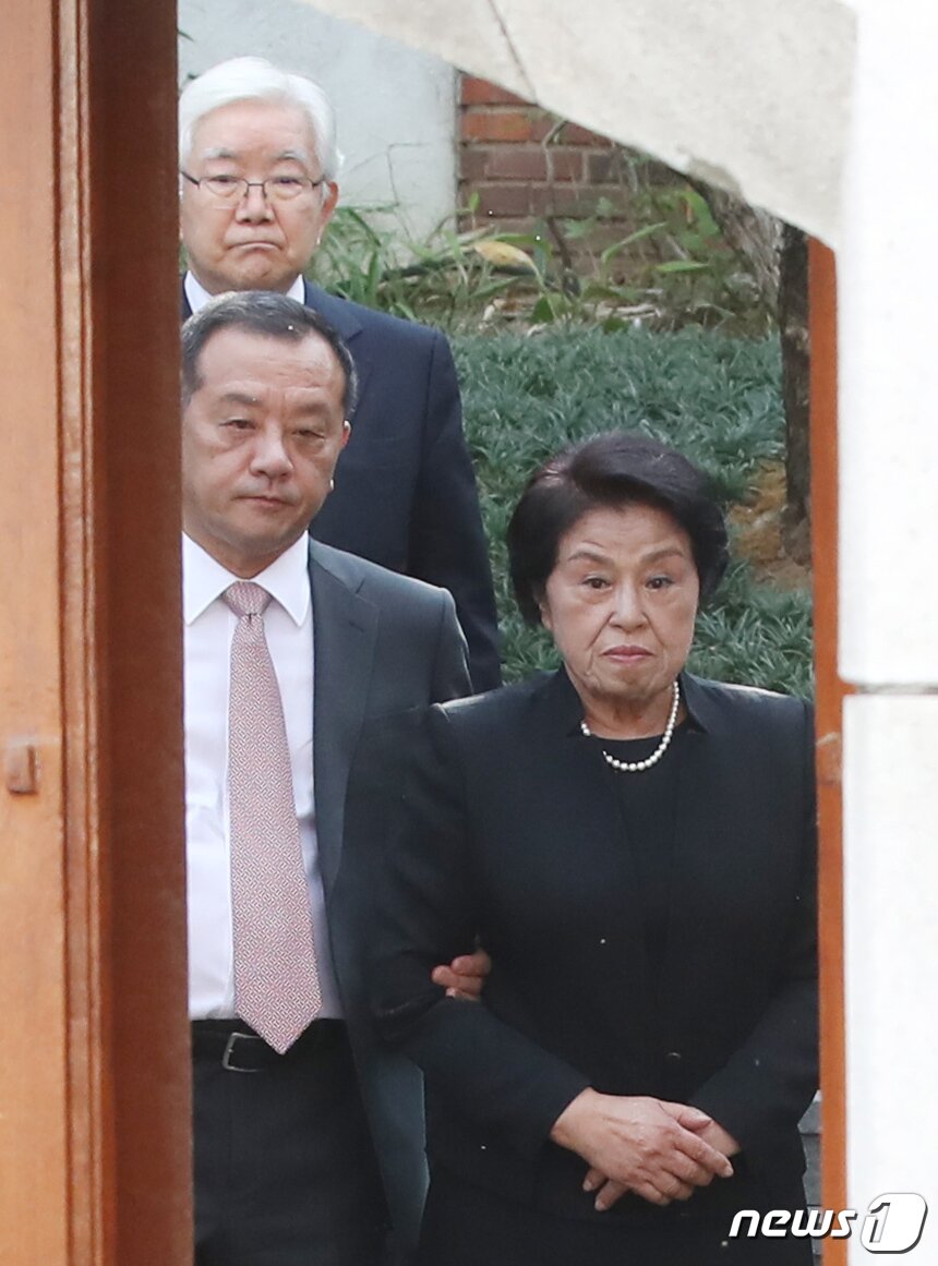 본문 이미지 - 故전두환 전 대통령 부인 이순자 여사가 16일 서울 서대문구 연희동 자택에서 김건희 여사를 배웅하고 있다. (공동취재) 2022.6.16/뉴스1 ⓒ News1 장수영 기자
