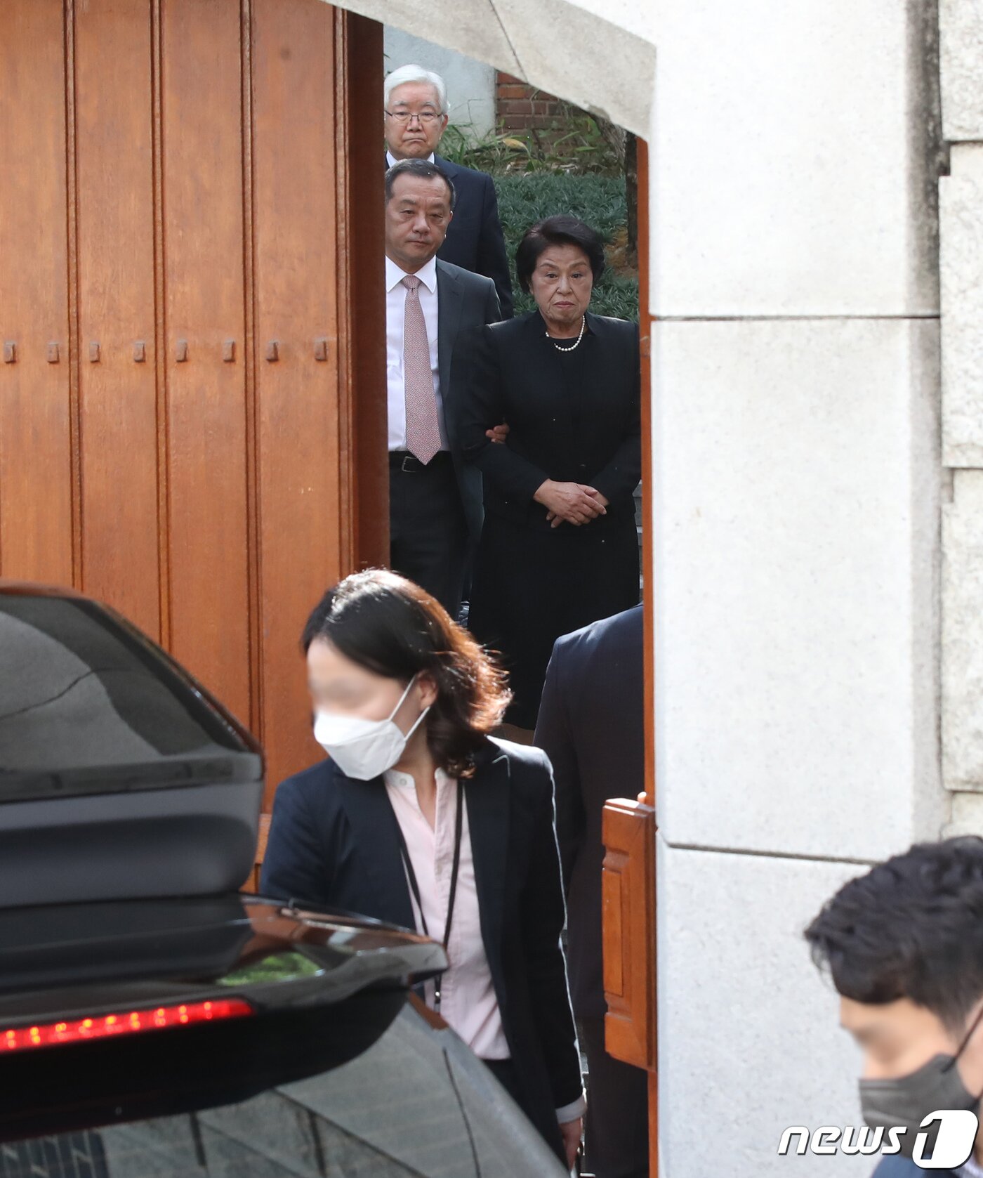 본문 이미지 - 故전두환 전 대통령 부인 이순자 여사가 16일 서울 서대문구 연희동 자택에서 김건희 여사를 배웅하고 있다. (공동취재) 2022.6.16/뉴스1 ⓒ News1 장수영 기자